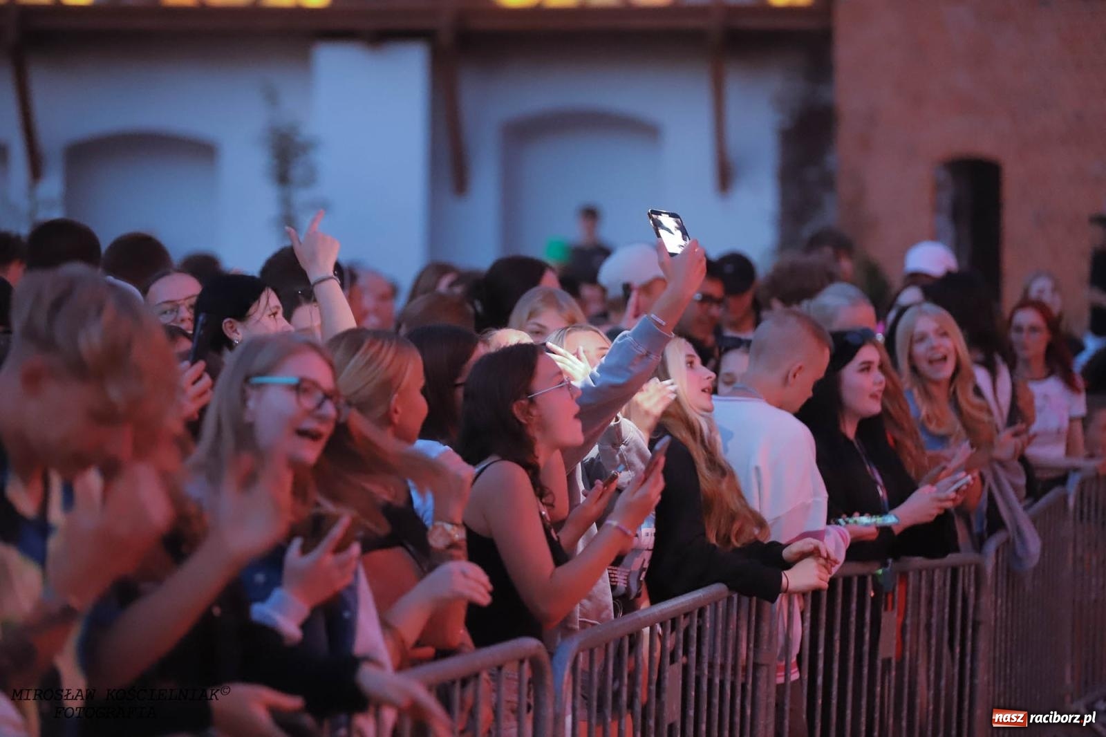 Zdjęcie w galerii na portalu naszraciborz.pl: Antony Esca i Wac Toja. Rapowy wieczór na zamku w Raciborzu [FOTO i WIDEO] wiadomości z regionu