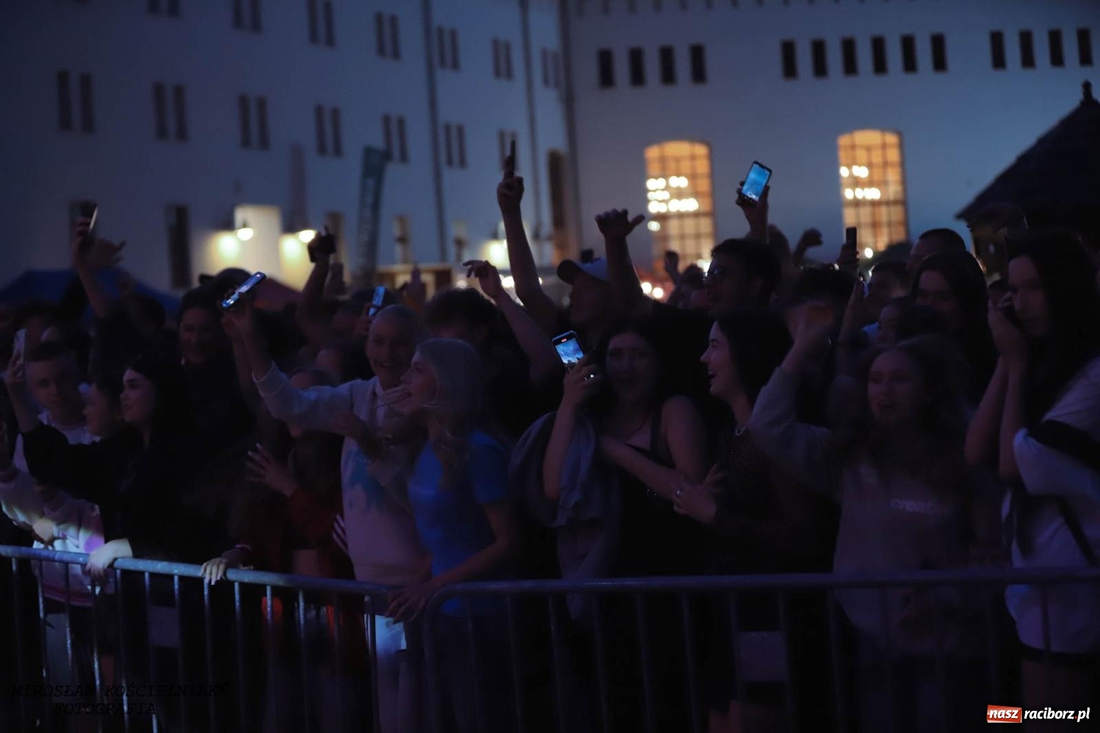 Zdjęcie w galerii na portalu naszraciborz.pl: Antony Esca i Wac Toja. Rapowy wieczór na zamku w Raciborzu [FOTO i WIDEO] wiadomości z regionu