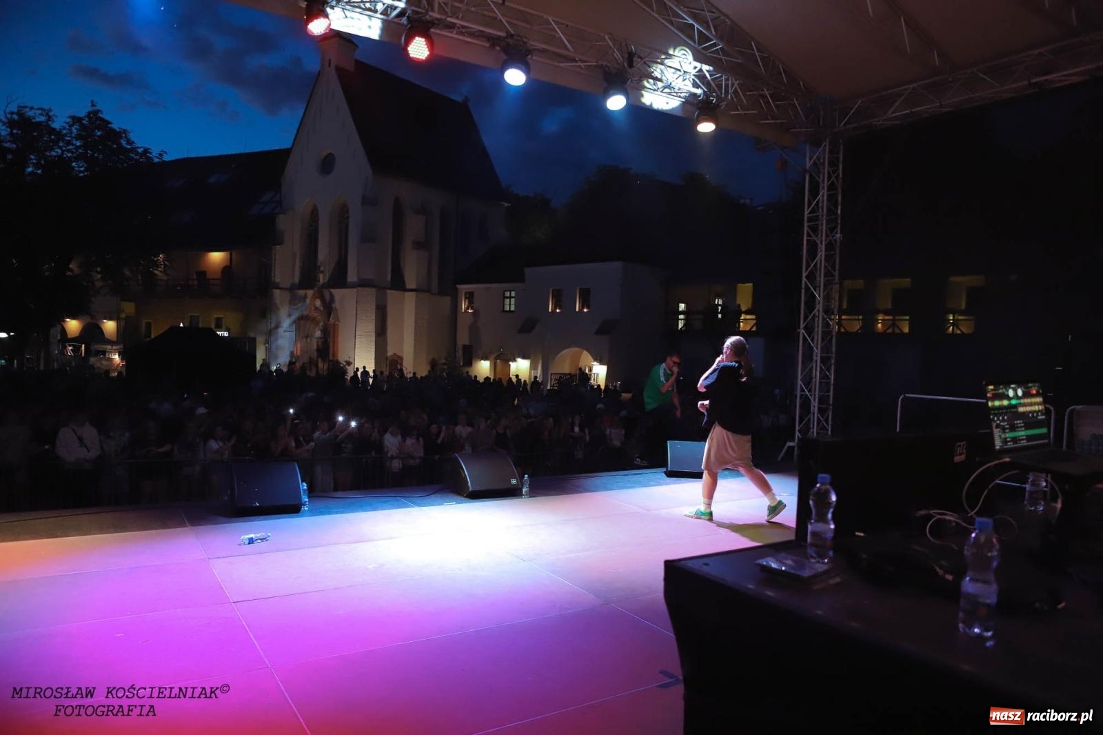 Zdjęcie w galerii na portalu naszraciborz.pl: Antony Esca i Wac Toja. Rapowy wieczór na zamku w Raciborzu [FOTO i WIDEO] wiadomości z regionu