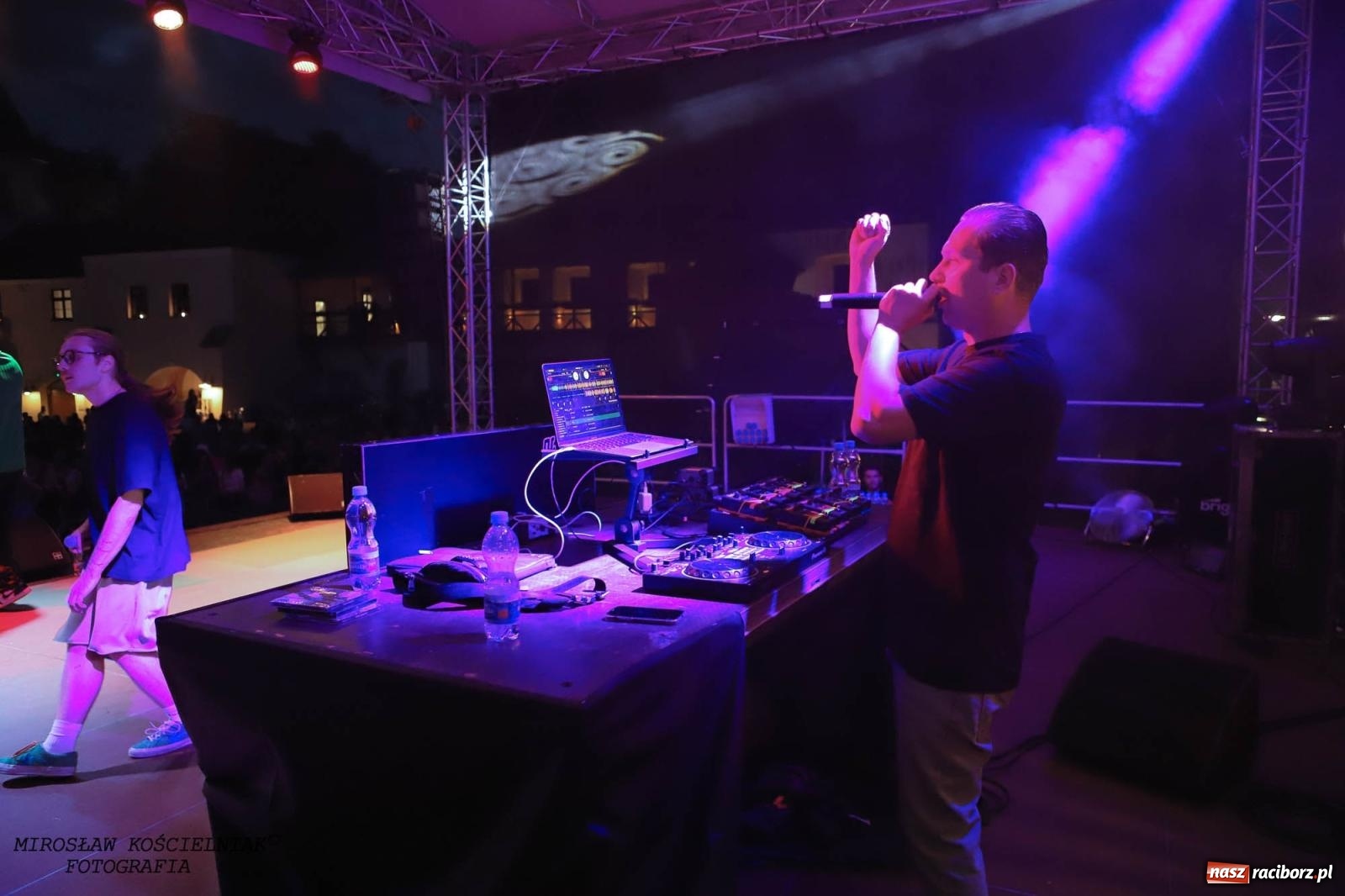 Zdjęcie w galerii na portalu naszraciborz.pl: Antony Esca i Wac Toja. Rapowy wieczór na zamku w Raciborzu [FOTO i WIDEO] wiadomości z regionu