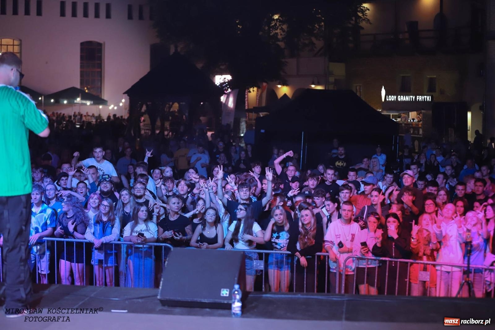 Zdjęcie w galerii na portalu naszraciborz.pl: Antony Esca i Wac Toja. Rapowy wieczór na zamku w Raciborzu [FOTO i WIDEO] wiadomości z regionu