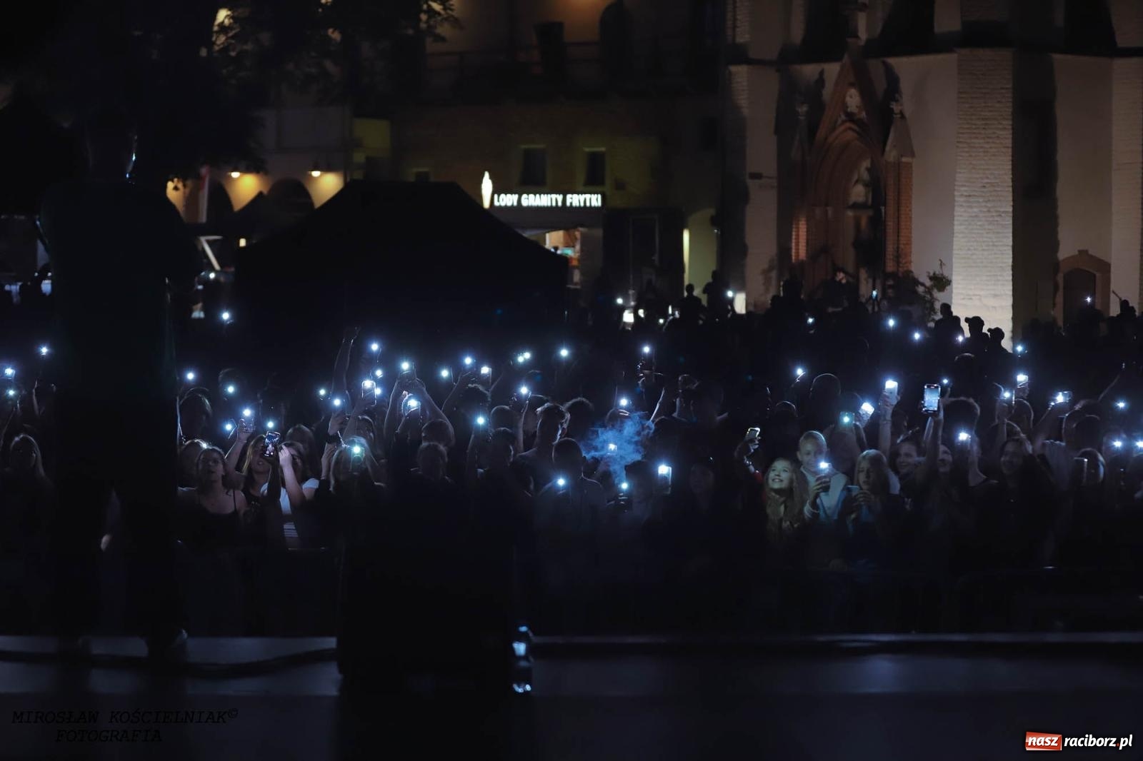 Zdjęcie w galerii na portalu naszraciborz.pl: Antony Esca i Wac Toja. Rapowy wieczór na zamku w Raciborzu [FOTO i WIDEO] wiadomości z regionu