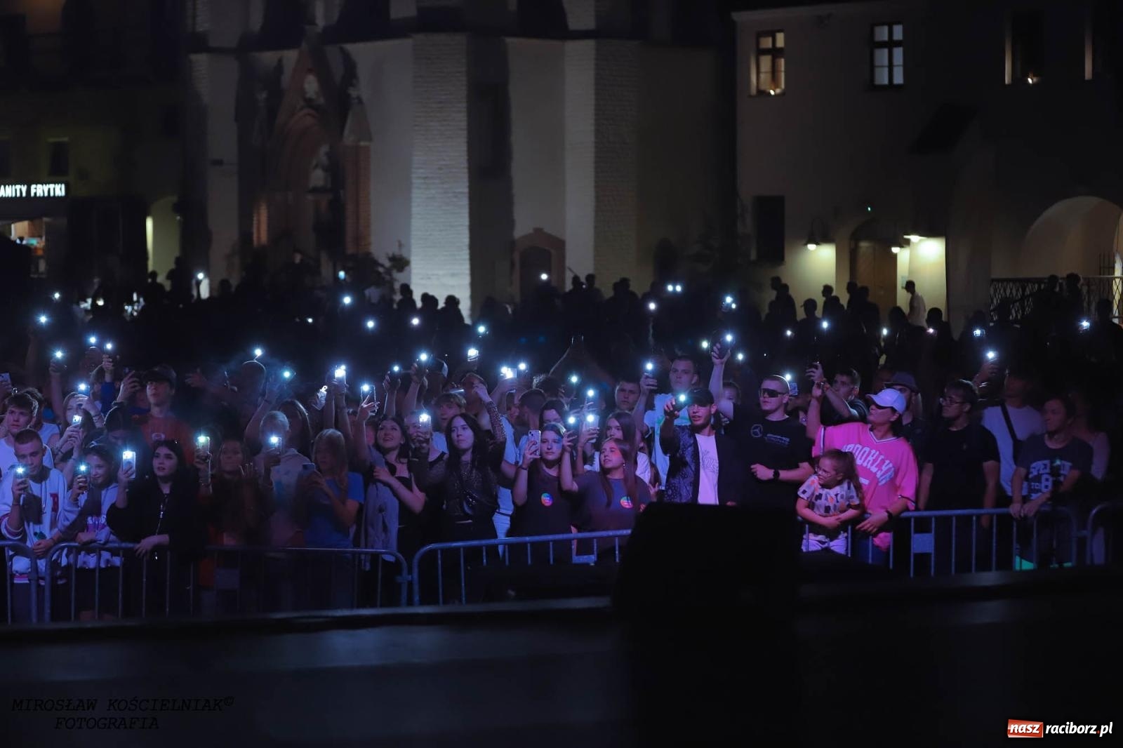 Zdjęcie w galerii na portalu naszraciborz.pl: Antony Esca i Wac Toja. Rapowy wieczór na zamku w Raciborzu [FOTO i WIDEO] wiadomości z regionu