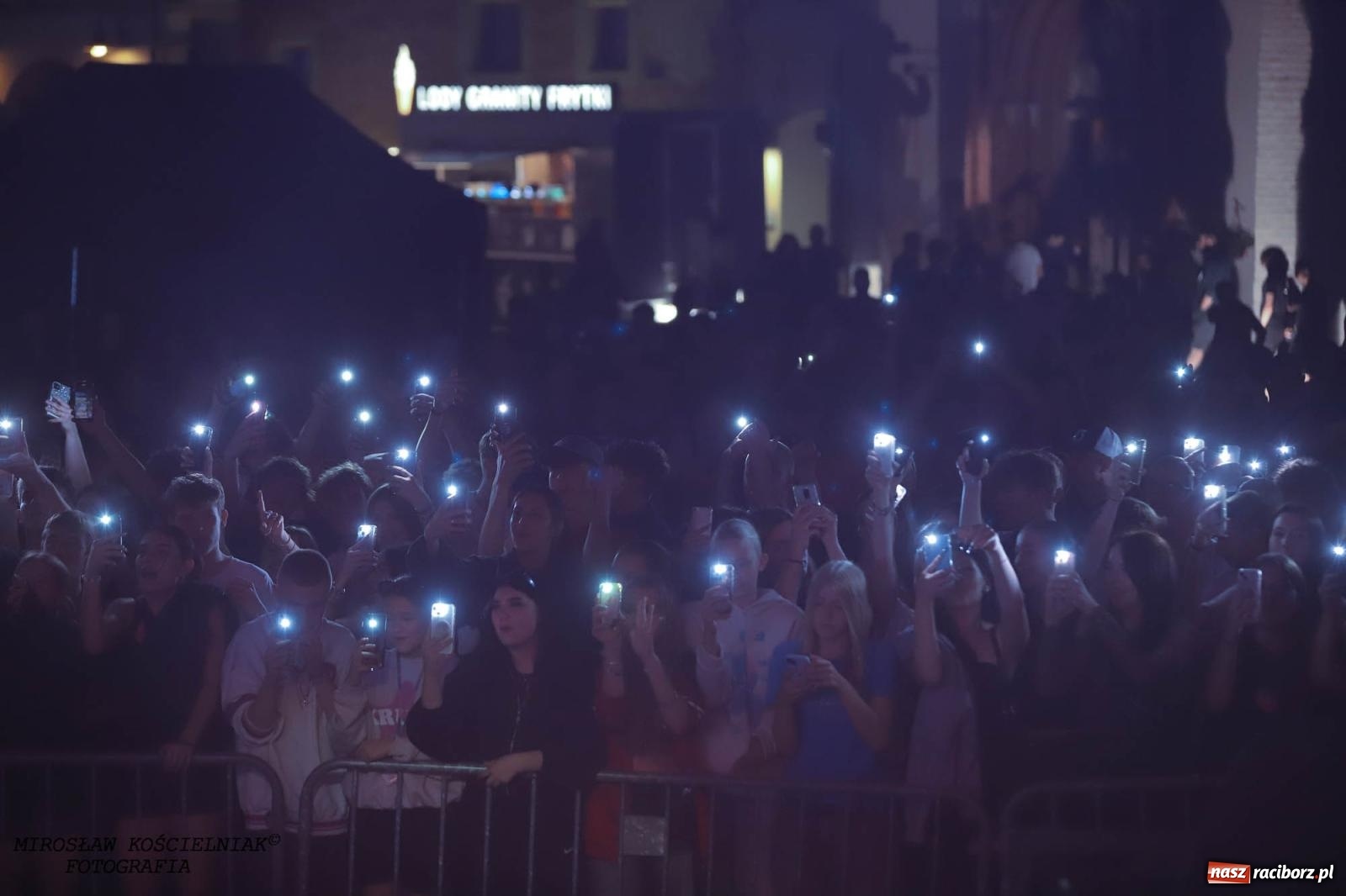 Zdjęcie w galerii na portalu naszraciborz.pl: Antony Esca i Wac Toja. Rapowy wieczór na zamku w Raciborzu [FOTO i WIDEO] wiadomości z regionu