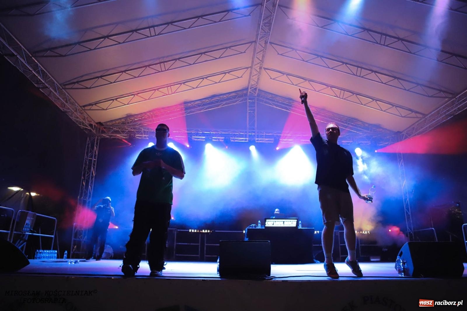 Zdjęcie w galerii na portalu naszraciborz.pl: Antony Esca i Wac Toja. Rapowy wieczór na zamku w Raciborzu [FOTO i WIDEO] wiadomości z regionu