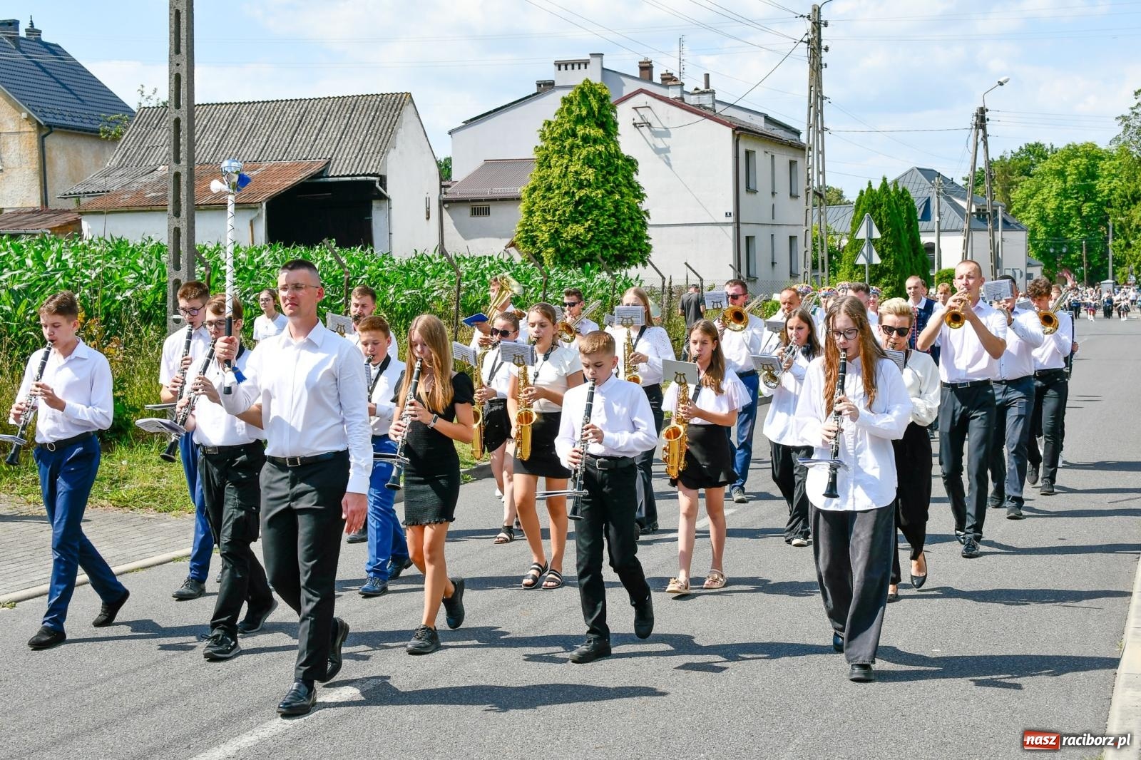 Zdjęcie w galerii na portalu naszraciborz.pl: Jest w orkiestrach dętych wielka siła. Parada w Tworkowie [FOTO i WIDEO] wiadomości z regionu