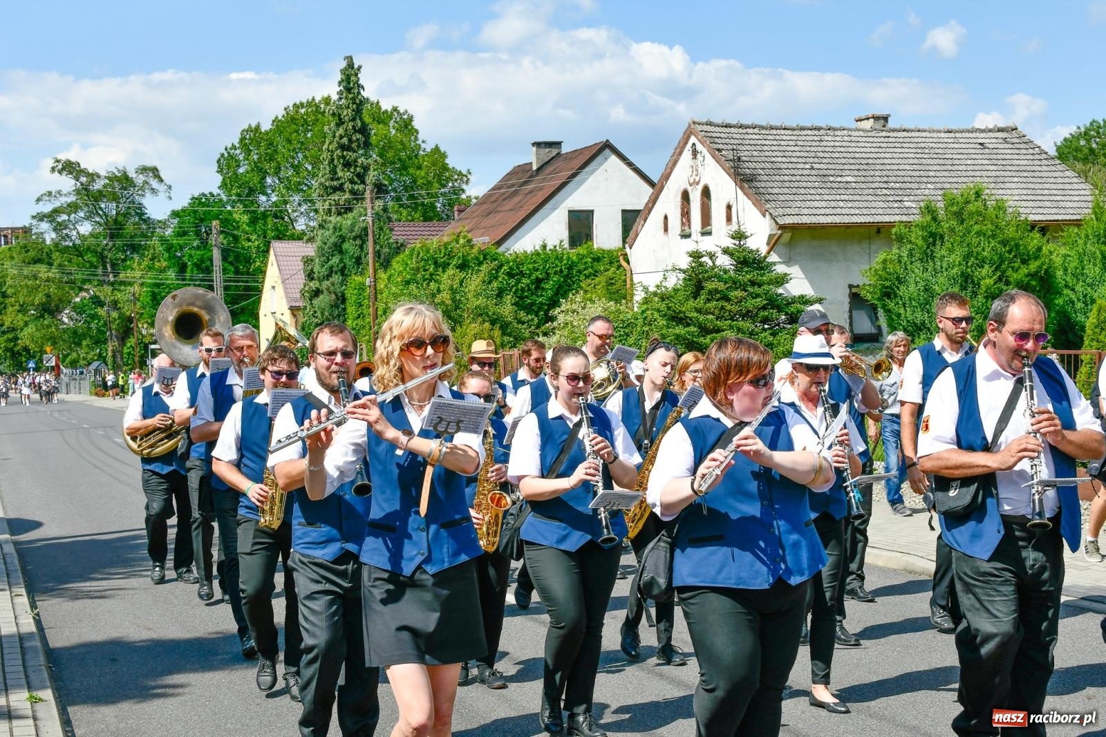 Zdjęcie w galerii na portalu naszraciborz.pl: Jest w orkiestrach dętych wielka siła. Parada w Tworkowie [FOTO i WIDEO] wiadomości z regionu