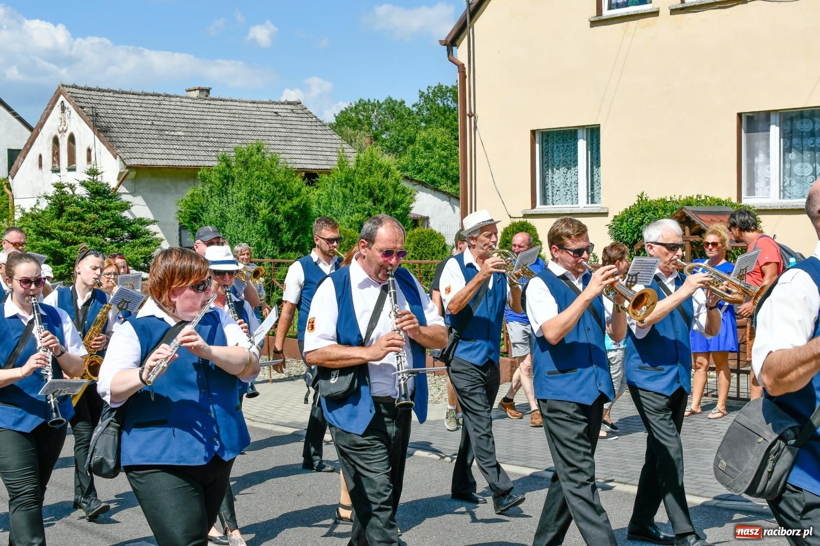 Zdjęcie w galerii na portalu naszraciborz.pl: Jest w orkiestrach dętych wielka siła. Parada w Tworkowie [FOTO i WIDEO] wiadomości z regionu