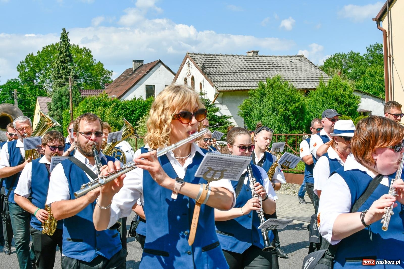 Zdjęcie w galerii na portalu naszraciborz.pl: Jest w orkiestrach dętych wielka siła. Parada w Tworkowie [FOTO i WIDEO] wiadomości z regionu