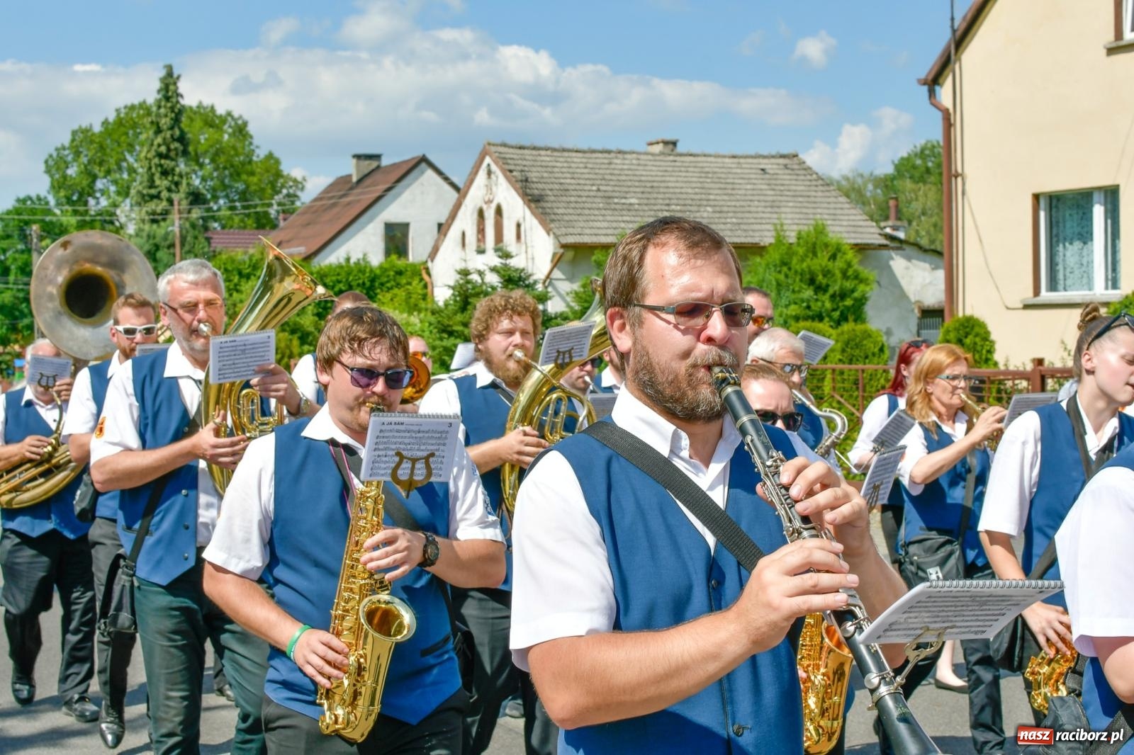 Zdjęcie w galerii na portalu naszraciborz.pl: Jest w orkiestrach dętych wielka siła. Parada w Tworkowie [FOTO i WIDEO] wiadomości z regionu