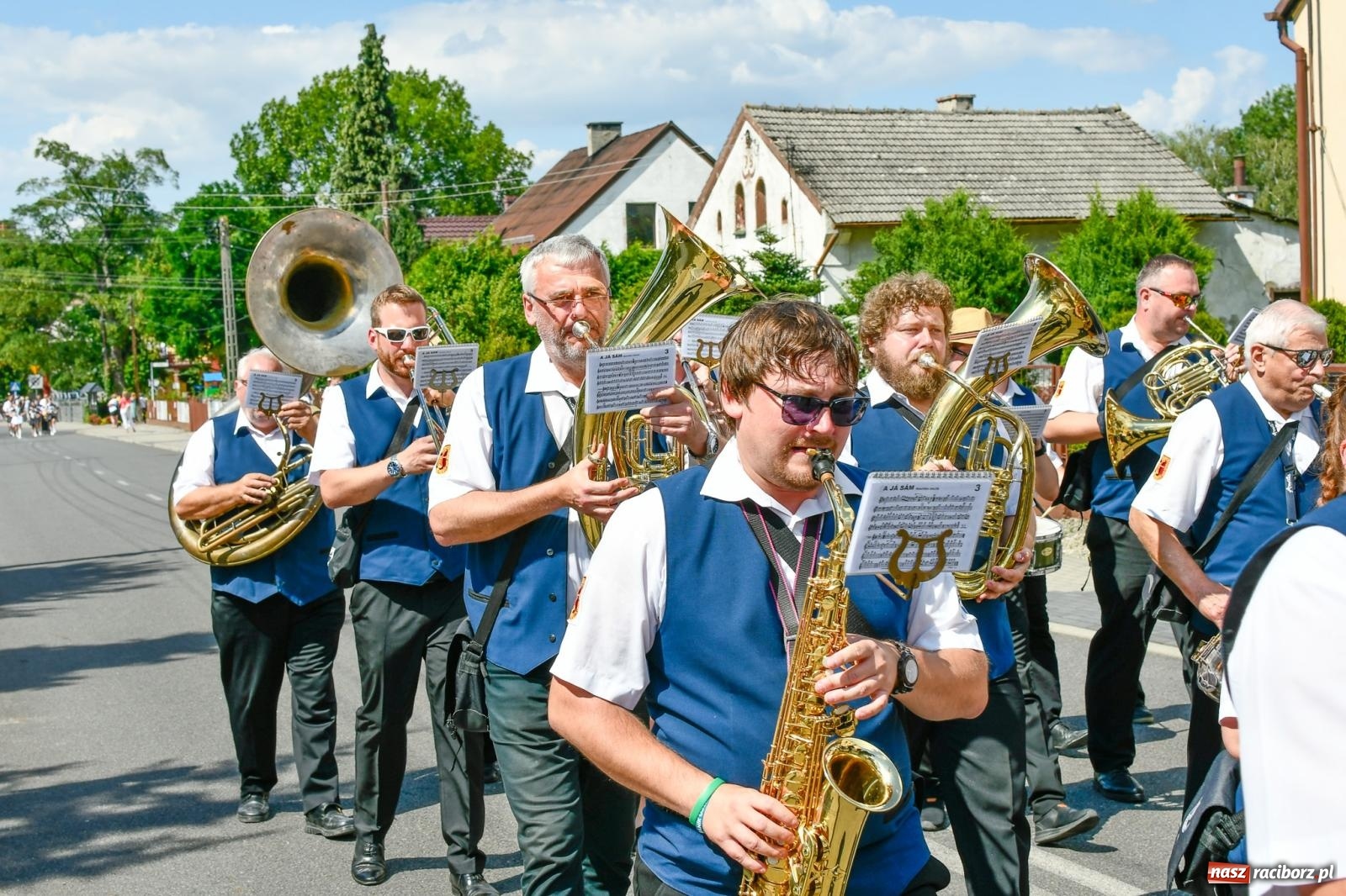 Zdjęcie w galerii na portalu naszraciborz.pl: Jest w orkiestrach dętych wielka siła. Parada w Tworkowie [FOTO i WIDEO] wiadomości z regionu