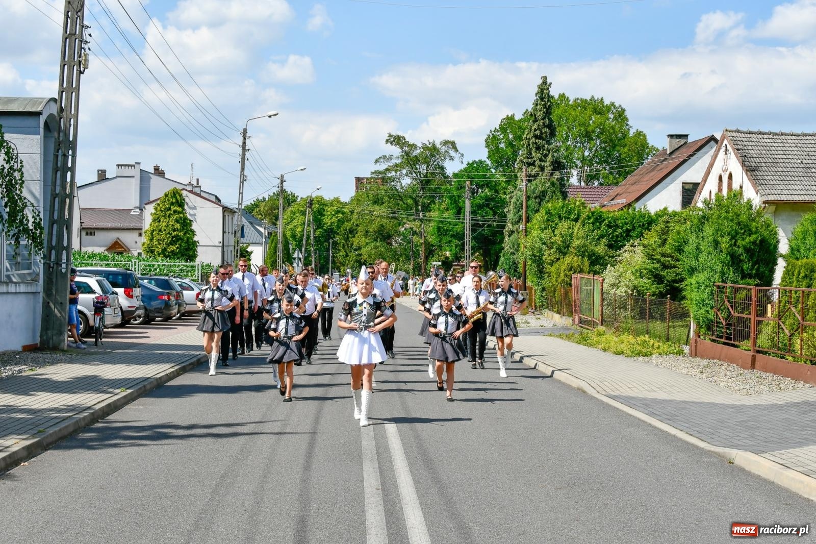 Zdjęcie w galerii na portalu naszraciborz.pl: Jest w orkiestrach dętych wielka siła. Parada w Tworkowie [FOTO i WIDEO] wiadomości z regionu