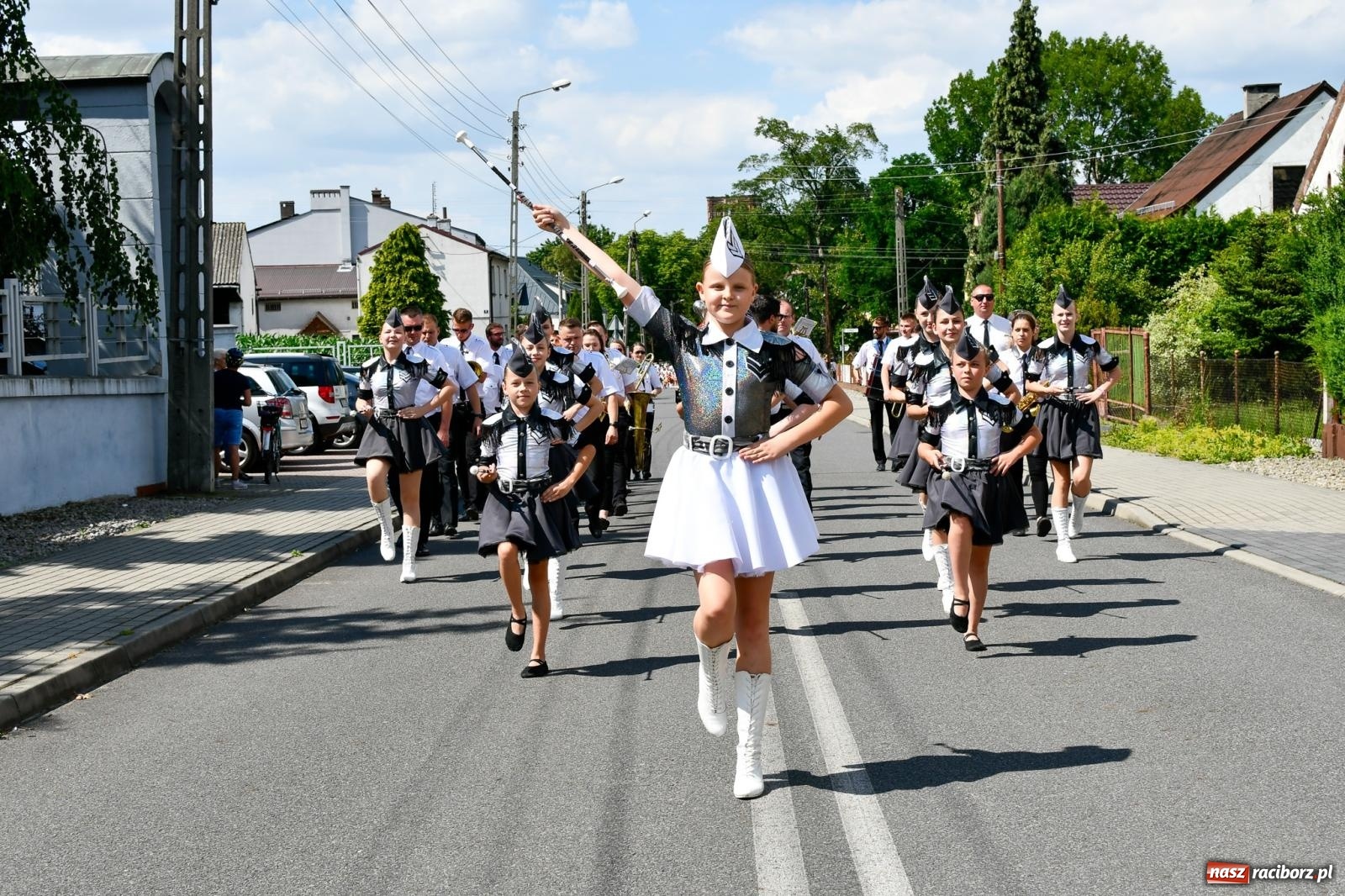 Zdjęcie w galerii na portalu naszraciborz.pl: Jest w orkiestrach dętych wielka siła. Parada w Tworkowie [FOTO i WIDEO] wiadomości z regionu