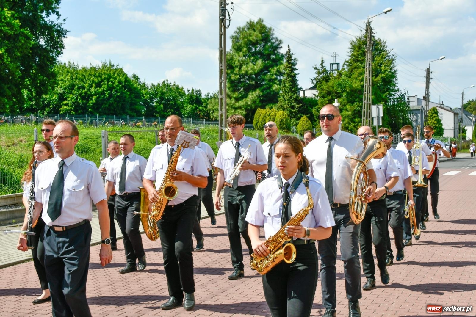 Zdjęcie w galerii na portalu naszraciborz.pl: Jest w orkiestrach dętych wielka siła. Parada w Tworkowie [FOTO i WIDEO] wiadomości z regionu