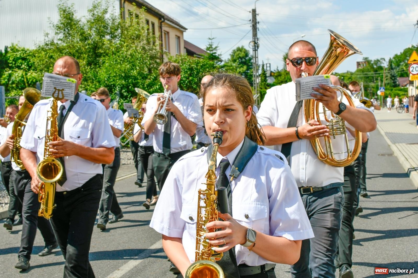 Zdjęcie w galerii na portalu naszraciborz.pl: Jest w orkiestrach dętych wielka siła. Parada w Tworkowie [FOTO i WIDEO] wiadomości z regionu