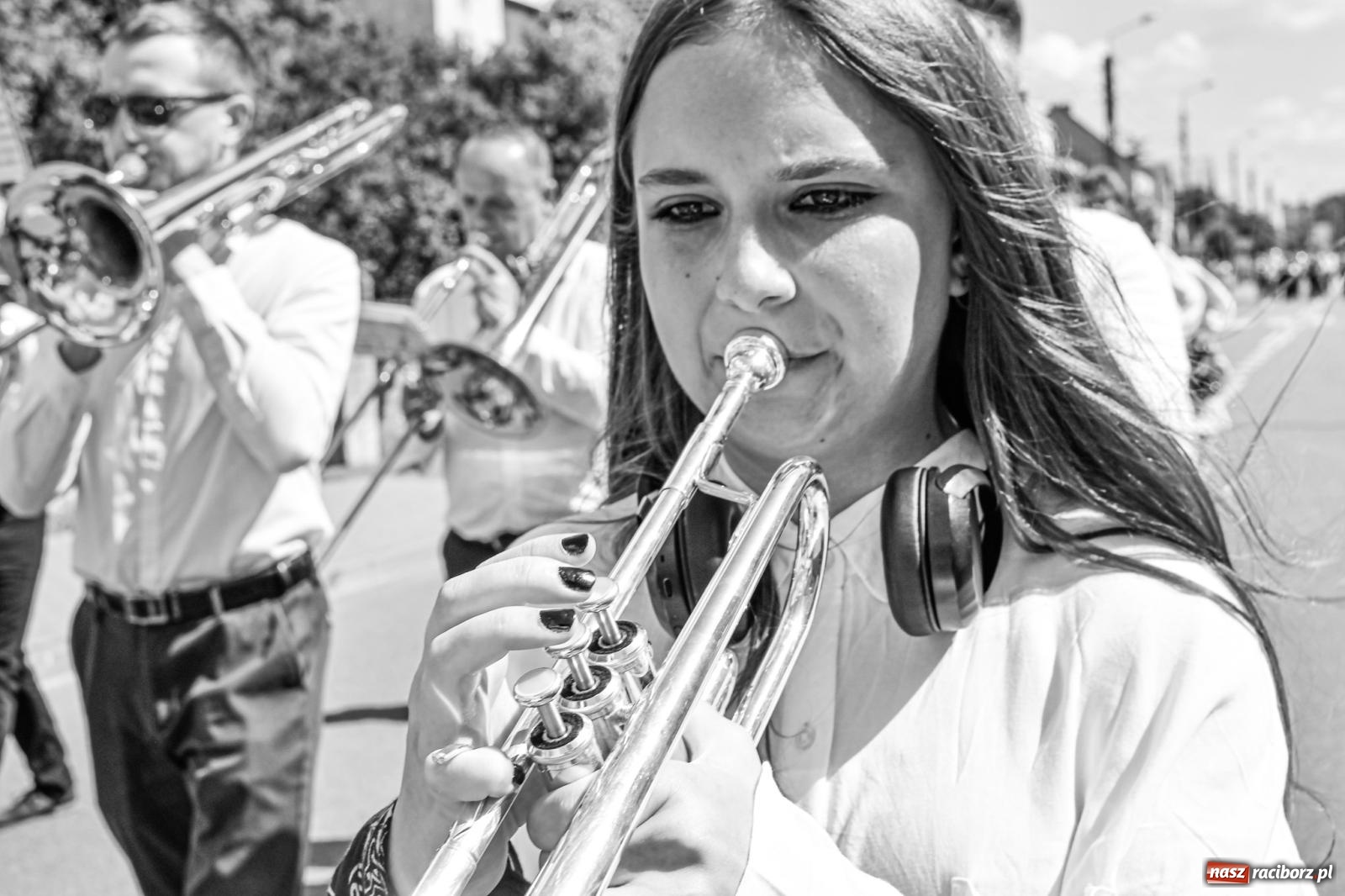 Zdjęcie w galerii na portalu naszraciborz.pl: Jest w orkiestrach dętych wielka siła. Parada w Tworkowie [FOTO i WIDEO] wiadomości z regionu
