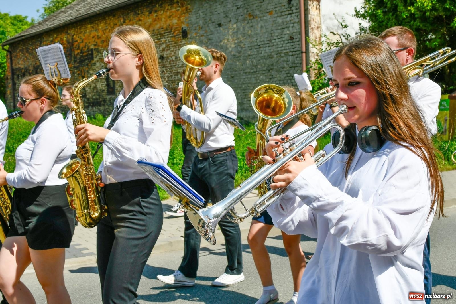 Zdjęcie w galerii na portalu naszraciborz.pl: Jest w orkiestrach dętych wielka siła. Parada w Tworkowie [FOTO i WIDEO] wiadomości z regionu