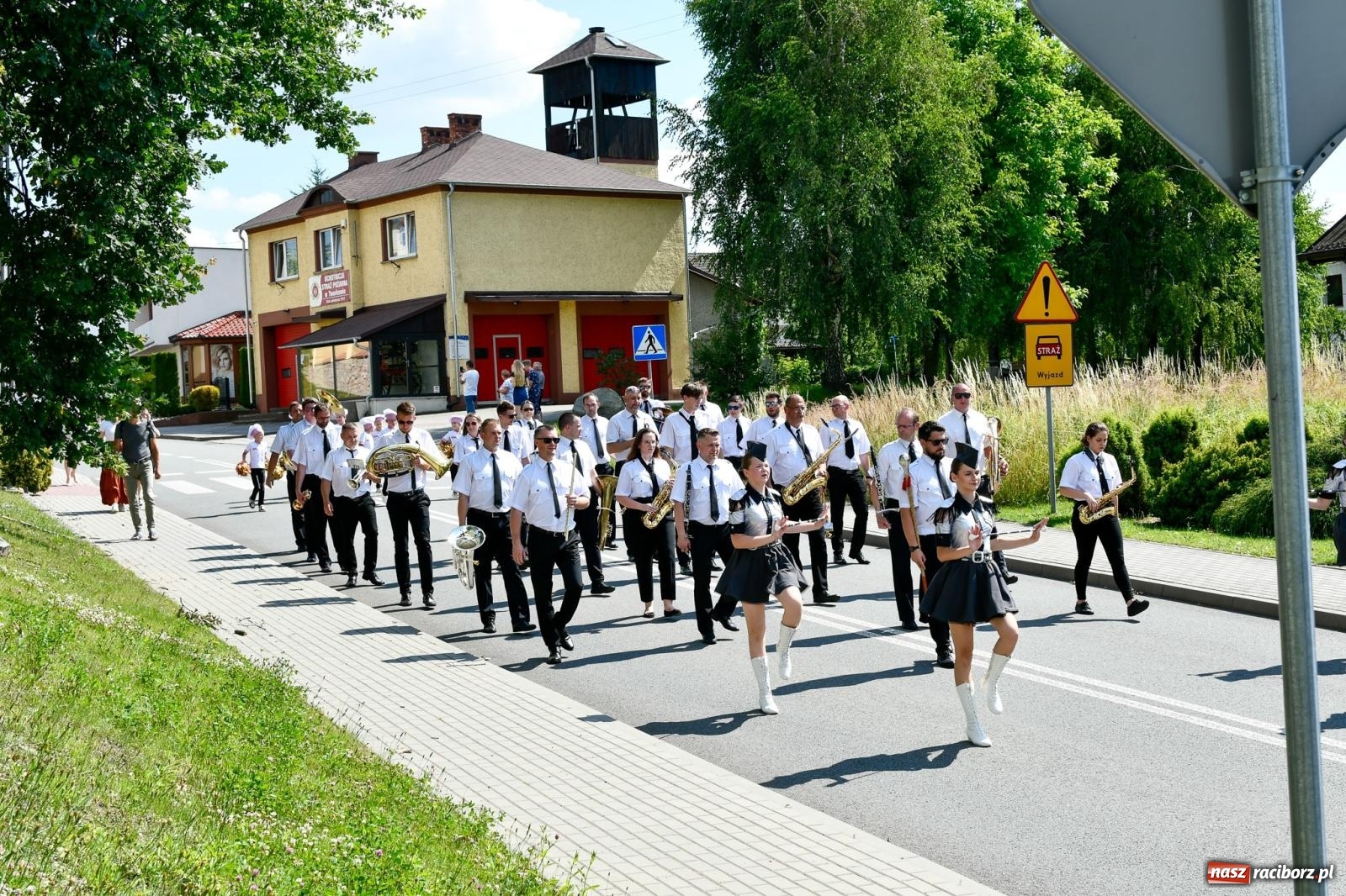 Zdjęcie w galerii na portalu naszraciborz.pl: Jest w orkiestrach dętych wielka siła. Parada w Tworkowie [FOTO i WIDEO] wiadomości z regionu