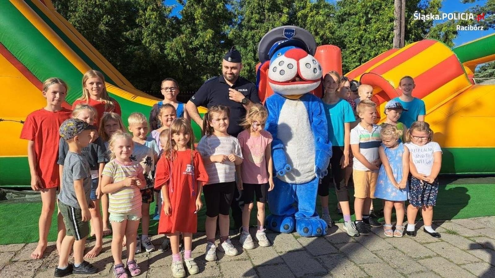 Zdjęcie w galerii na portalu naszraciborz.pl: Policjant i Sznupek na rodzinnym festynie w Wojnowicach wiadomości z regionu