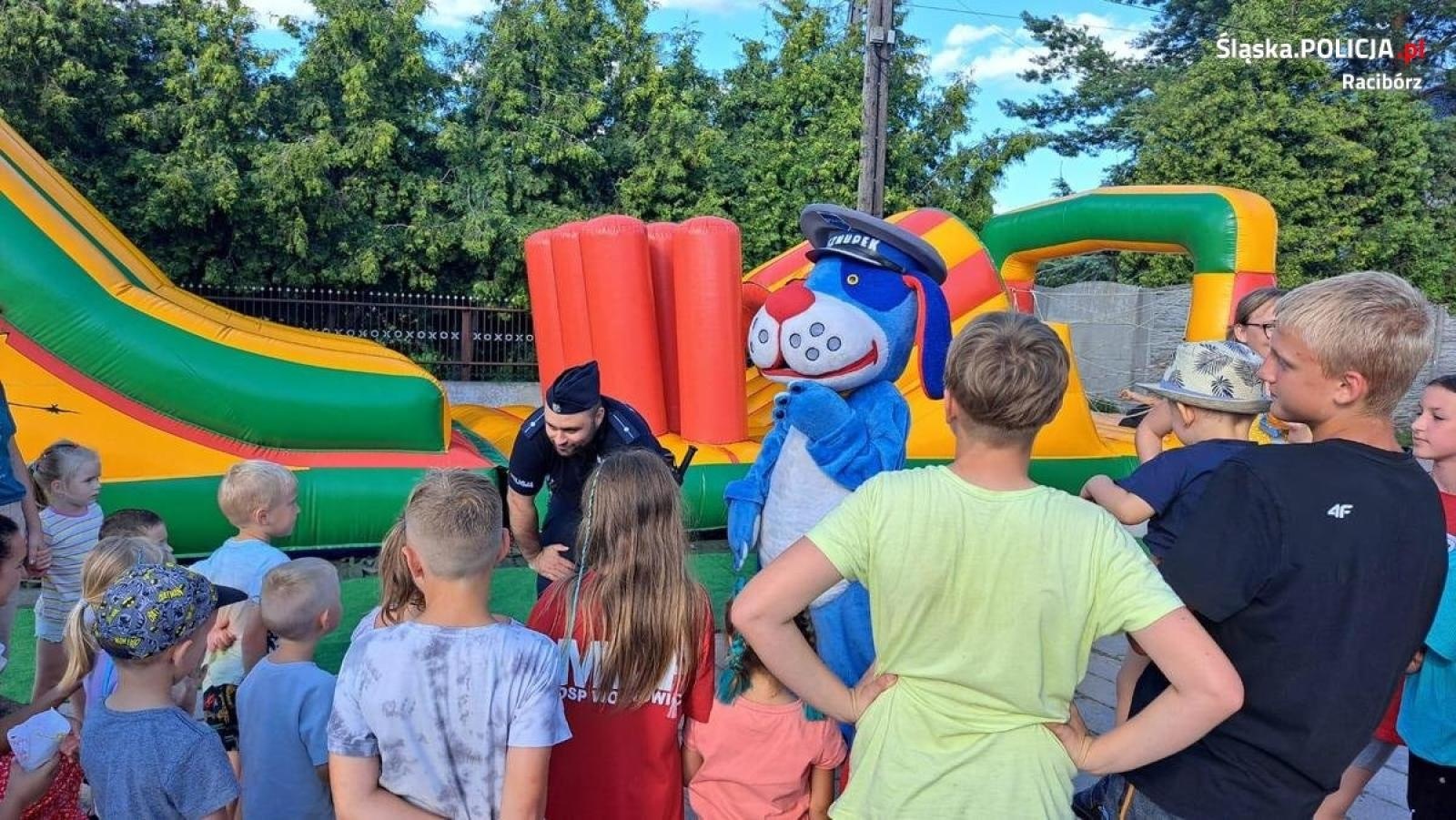 Zdjęcie w galerii na portalu naszraciborz.pl: Policjant i Sznupek na rodzinnym festynie w Wojnowicach wiadomości z regionu