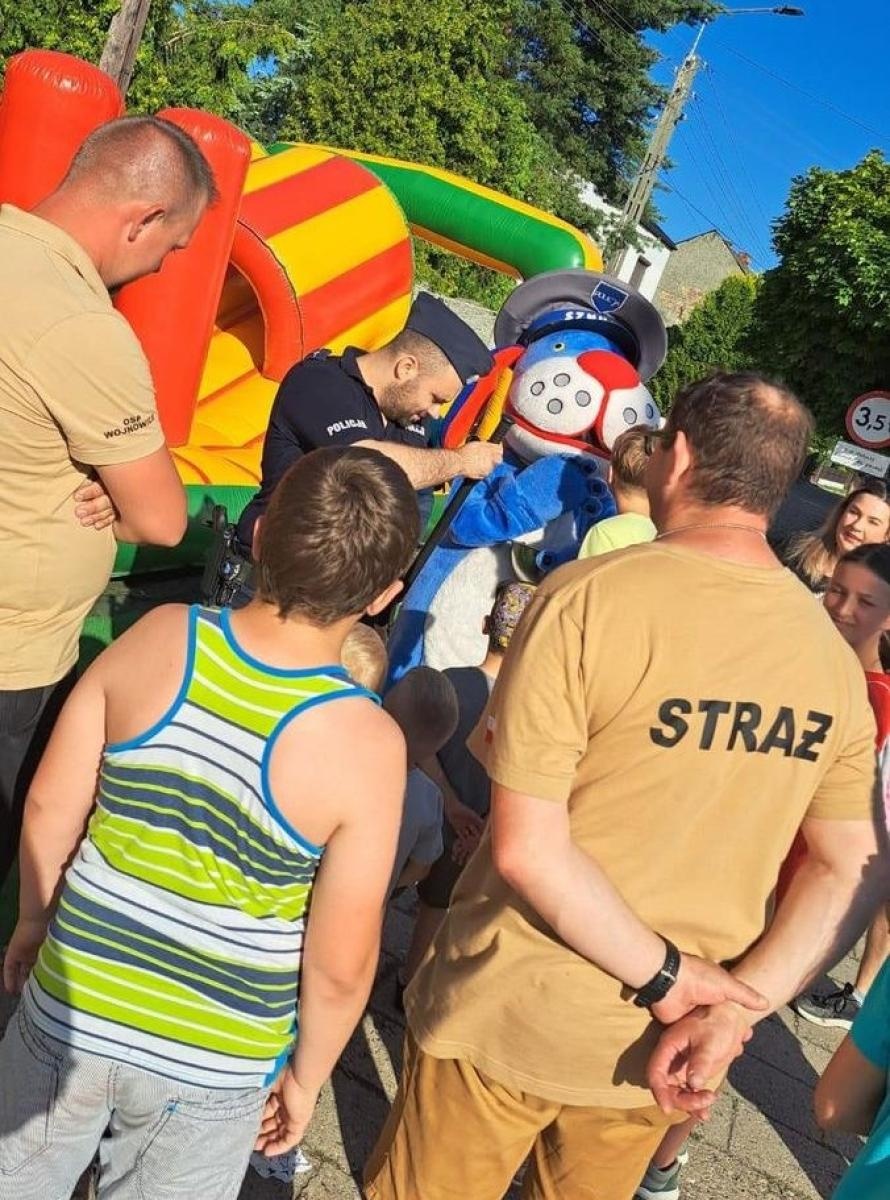 Zdjęcie w galerii na portalu naszraciborz.pl: Policjant i Sznupek na rodzinnym festynie w Wojnowicach wiadomości z regionu