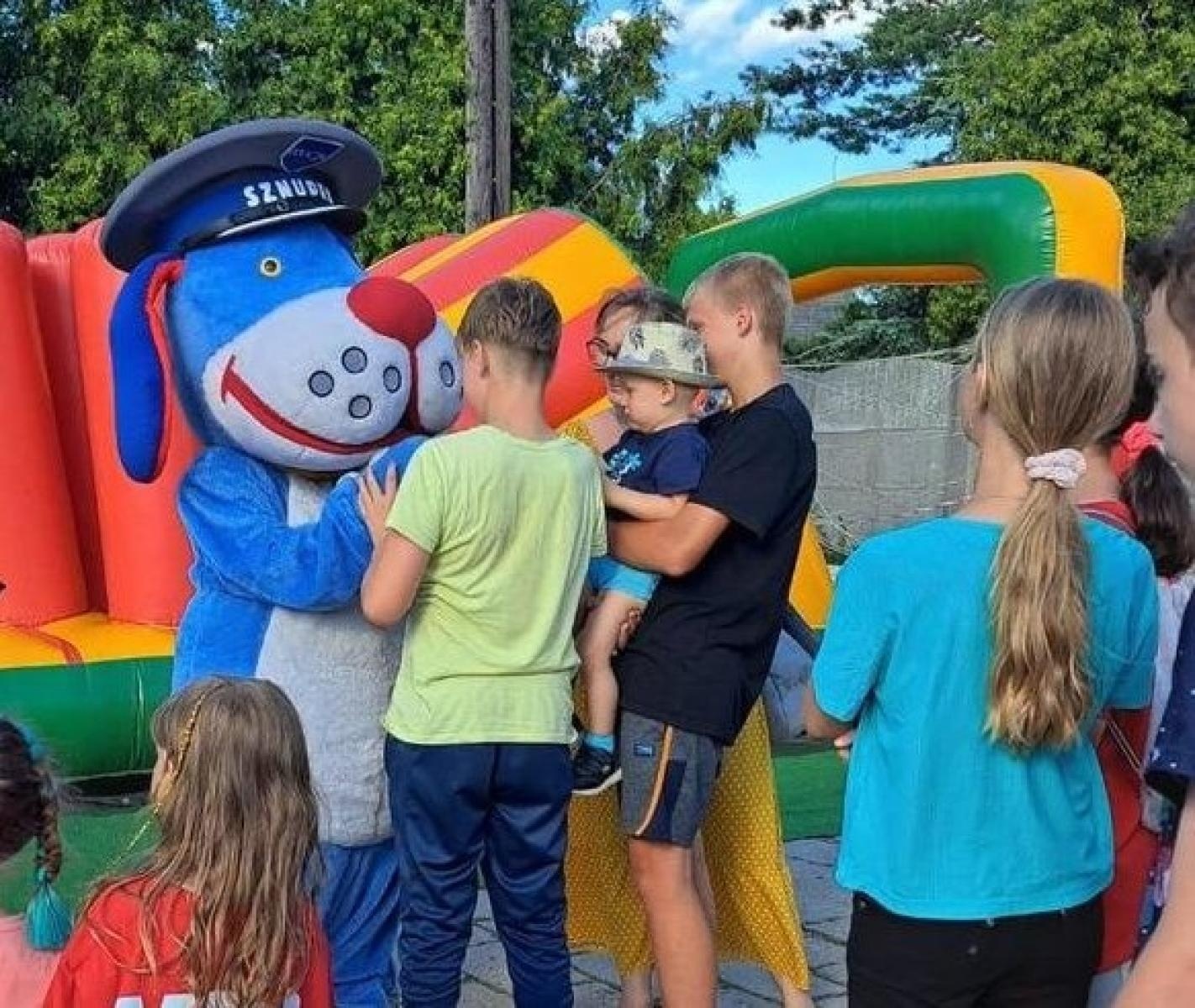Zdjęcie w galerii na portalu naszraciborz.pl: Policjant i Sznupek na rodzinnym festynie w Wojnowicach wiadomości z regionu