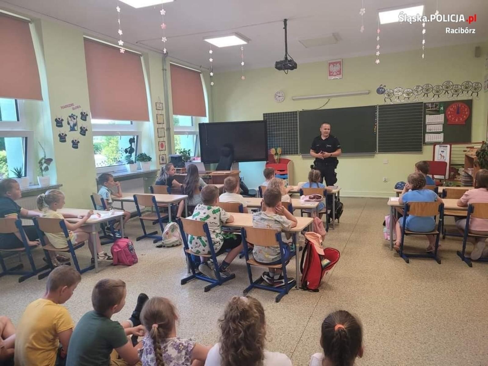 Zdjęcie w galerii na portalu naszraciborz.pl: Intensywny tydzień dzielnicowych. Wszystko po to, by wakacje były bezpieczne wiadomości z regionu