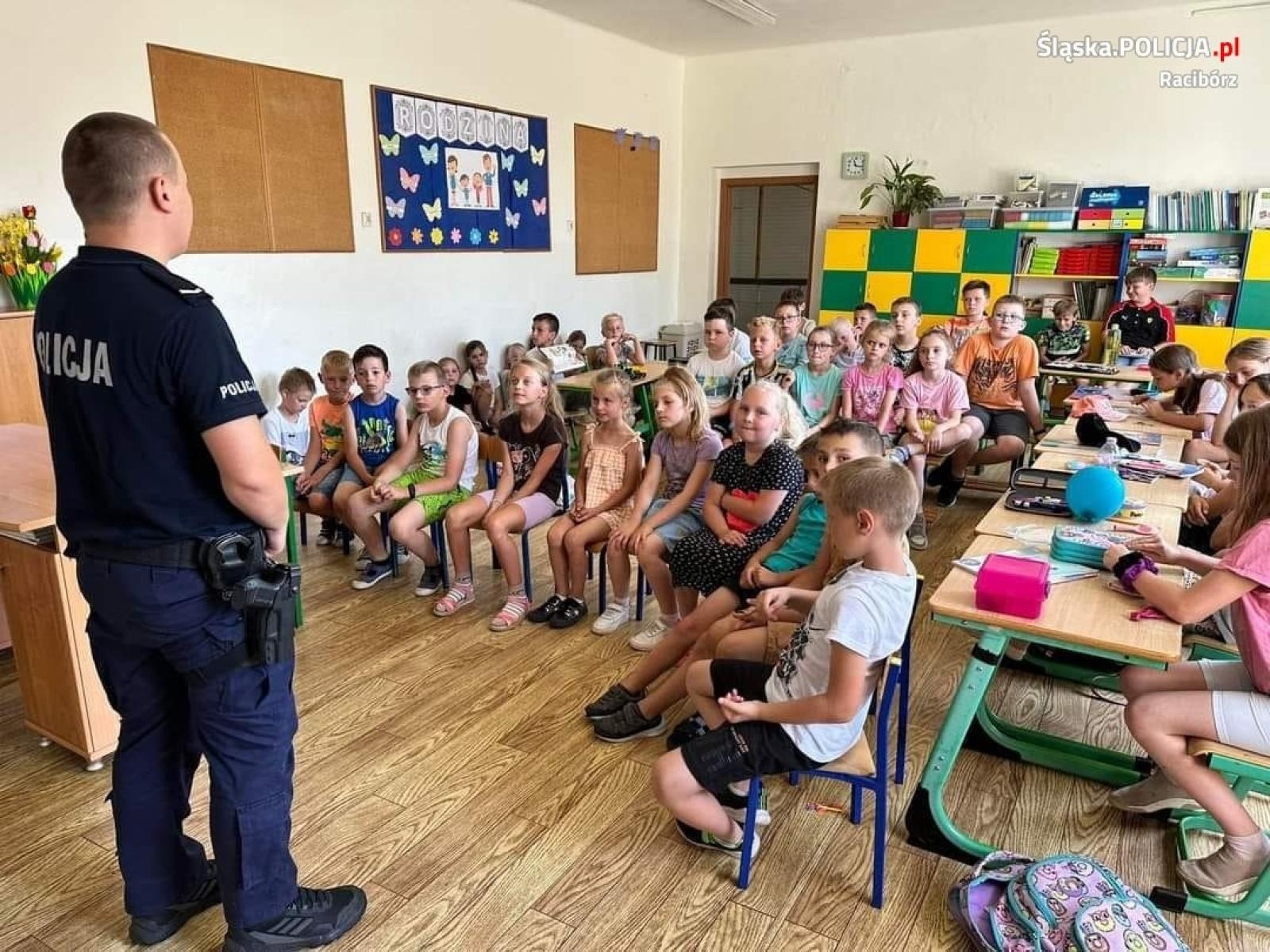 Zdjęcie w galerii na portalu naszraciborz.pl: Intensywny tydzień dzielnicowych. Wszystko po to, by wakacje były bezpieczne wiadomości z regionu