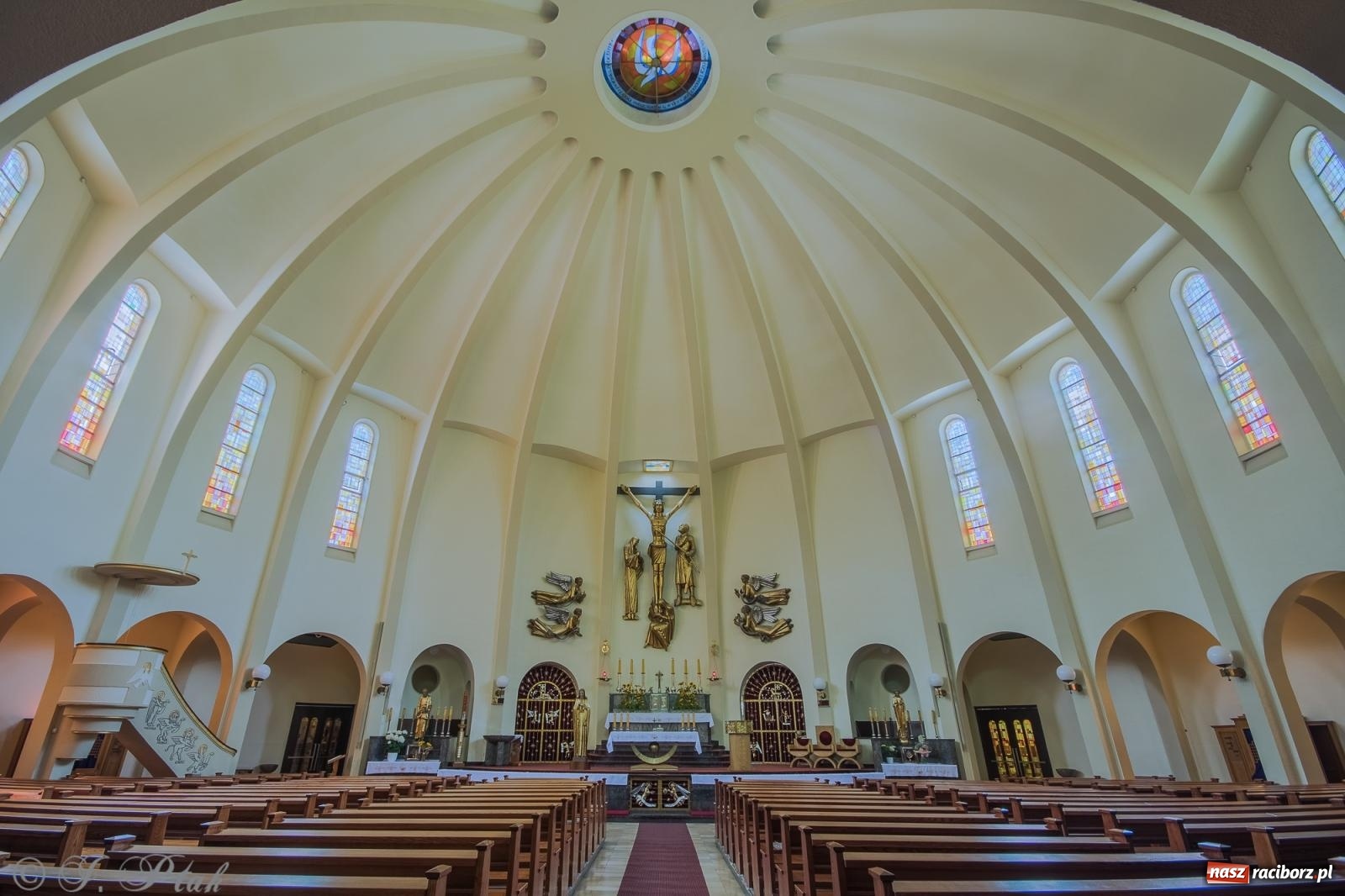 Zdjęcie w galerii na portalu naszraciborz.pl: Okrąglak w pełnej krasie. Zakończono malowanie kościoła wiadomości z regionu