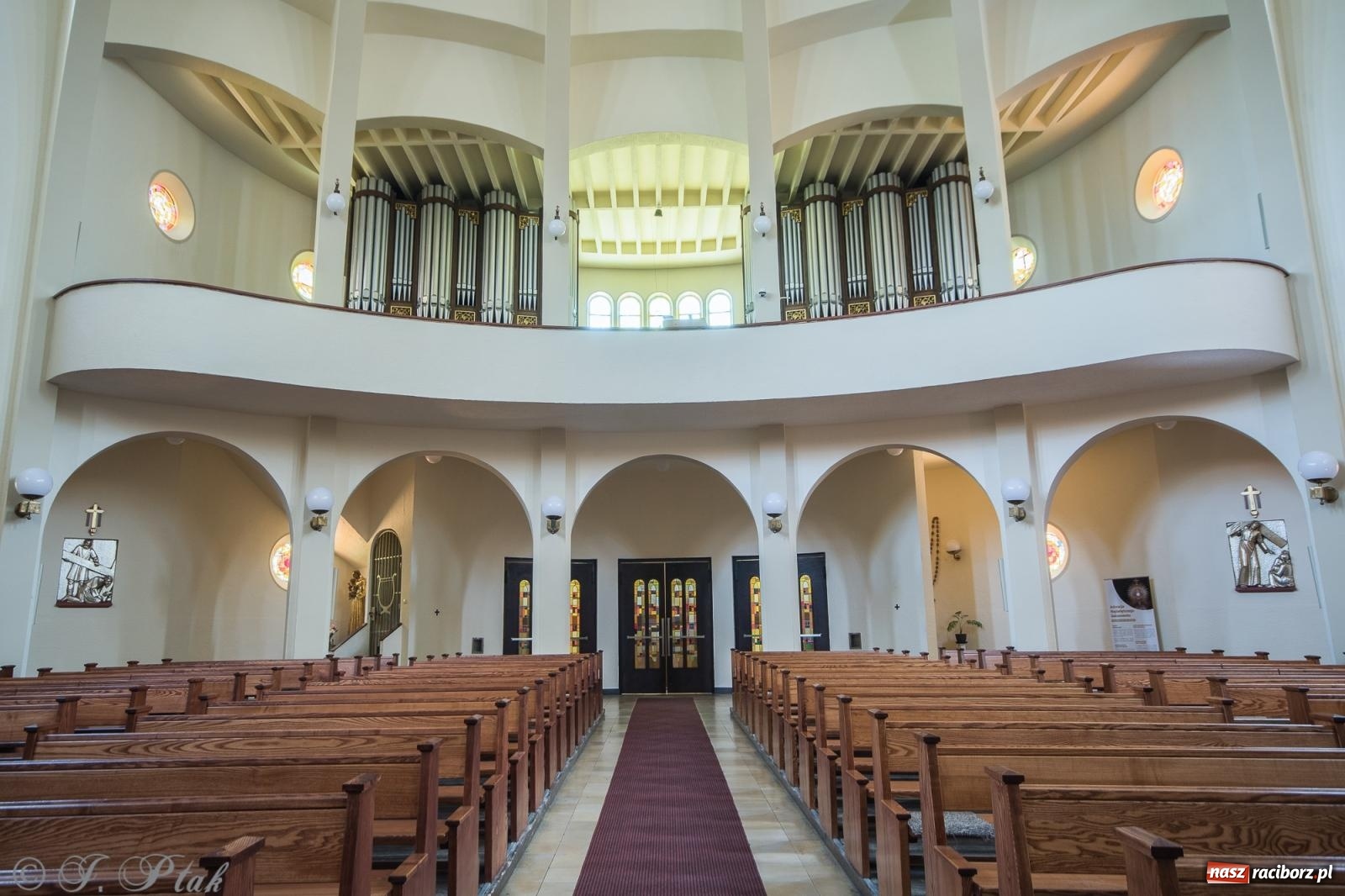 Zdjęcie w galerii na portalu naszraciborz.pl: Okrąglak w pełnej krasie. Zakończono malowanie kościoła wiadomości z regionu