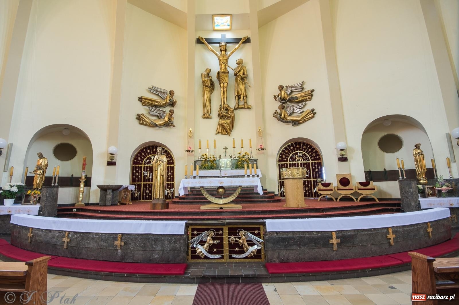 Zdjęcie w galerii na portalu naszraciborz.pl: Okrąglak w pełnej krasie. Zakończono malowanie kościoła wiadomości z regionu