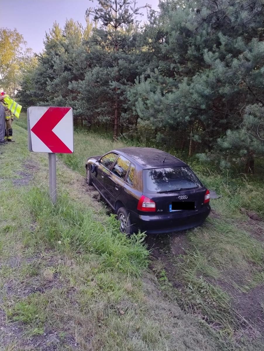 Zdjęcie w galerii na portalu naszraciborz.pl: Zagapił się i wjechał do rowu [FOTO] wiadomości z regionu