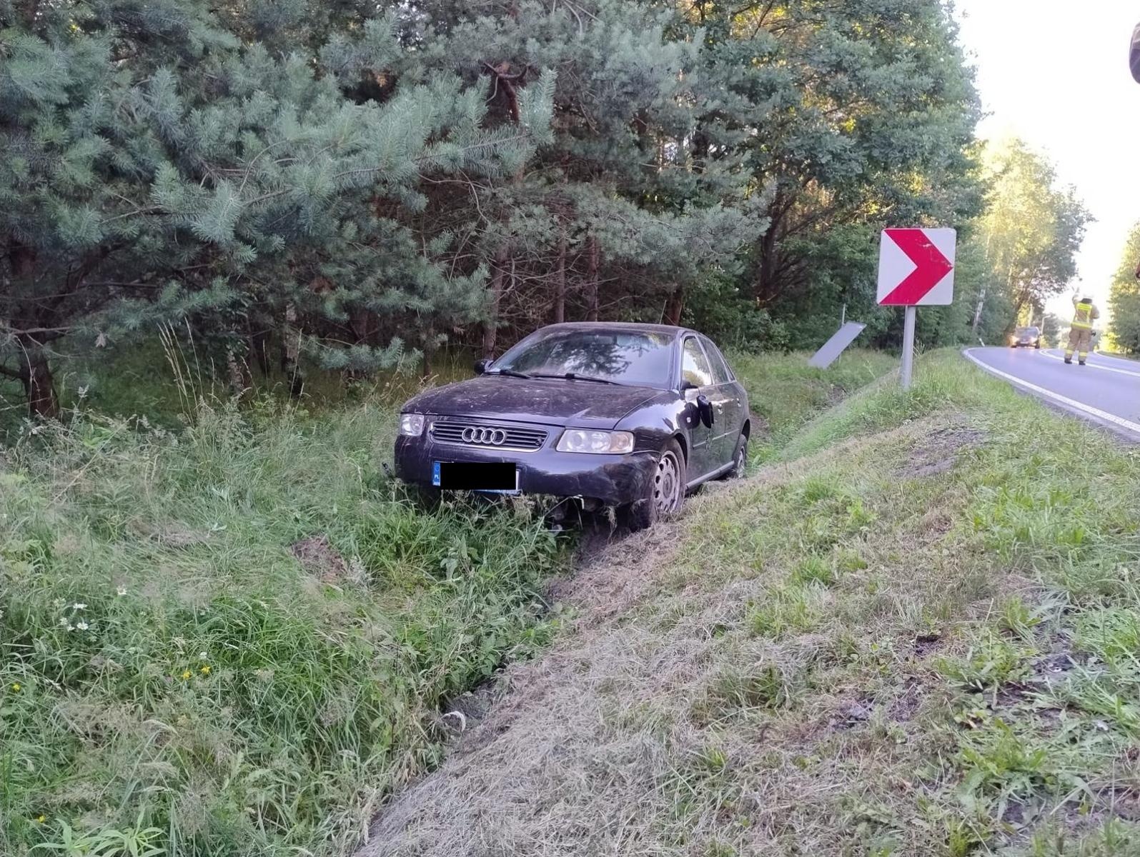 Zdjęcie w galerii na portalu naszraciborz.pl: Zagapił się i wjechał do rowu [FOTO] wiadomości z regionu