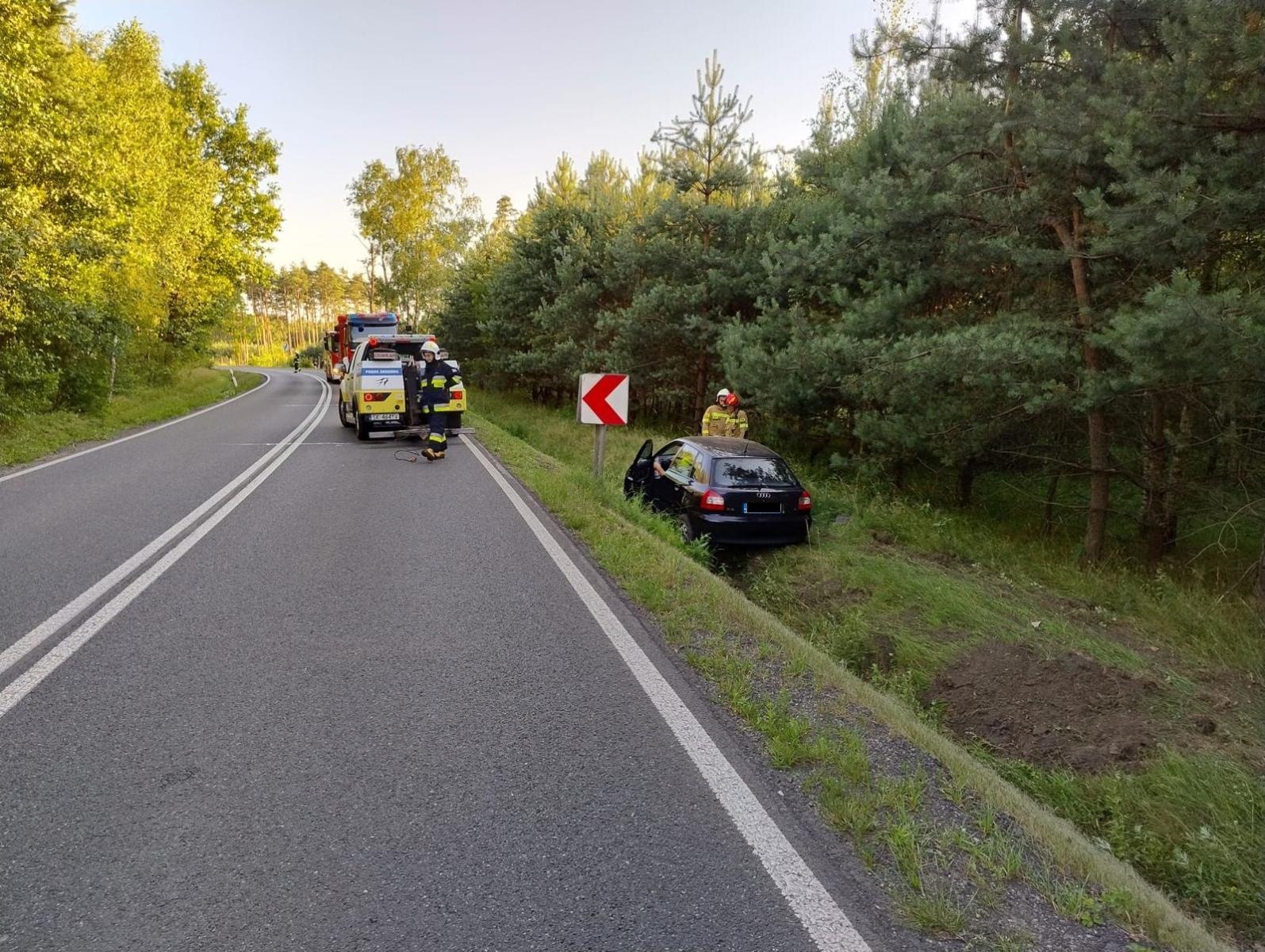 Zdjęcie w galerii na portalu naszraciborz.pl: Zagapił się i wjechał do rowu [FOTO] wiadomości z regionu