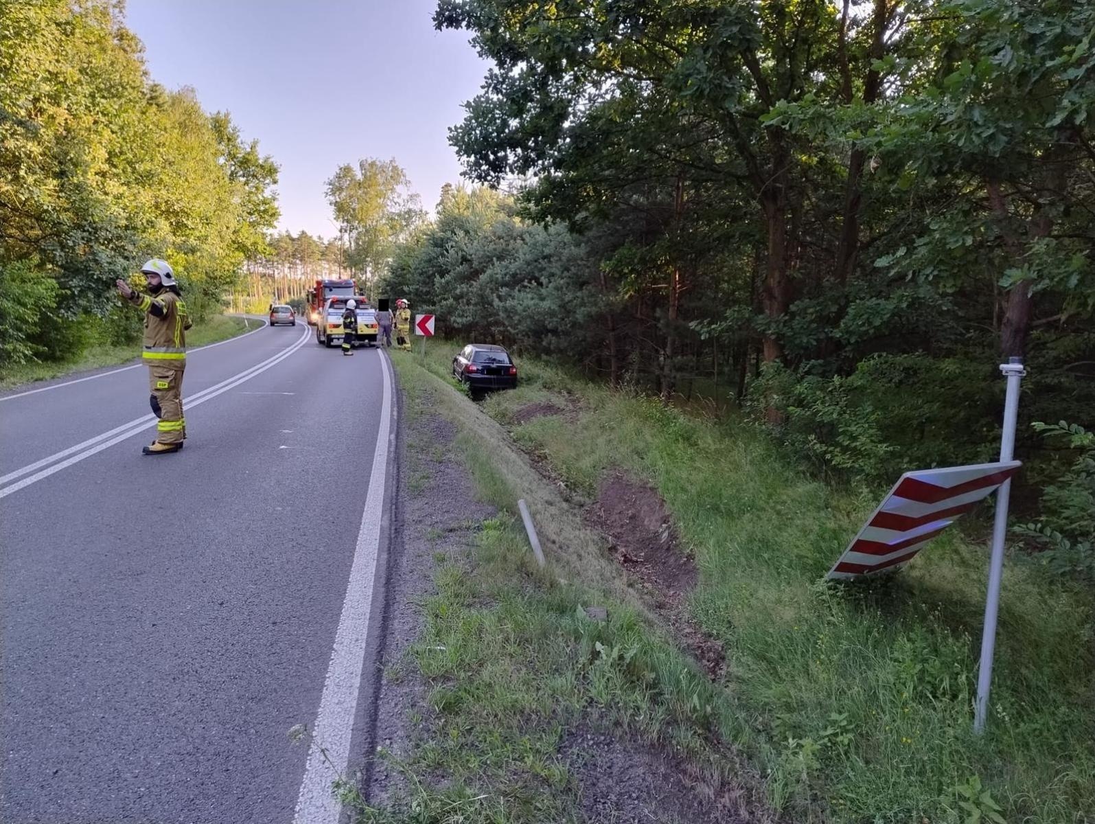 Zdjęcie w galerii na portalu naszraciborz.pl: Zagapił się i wjechał do rowu [FOTO] wiadomości z regionu