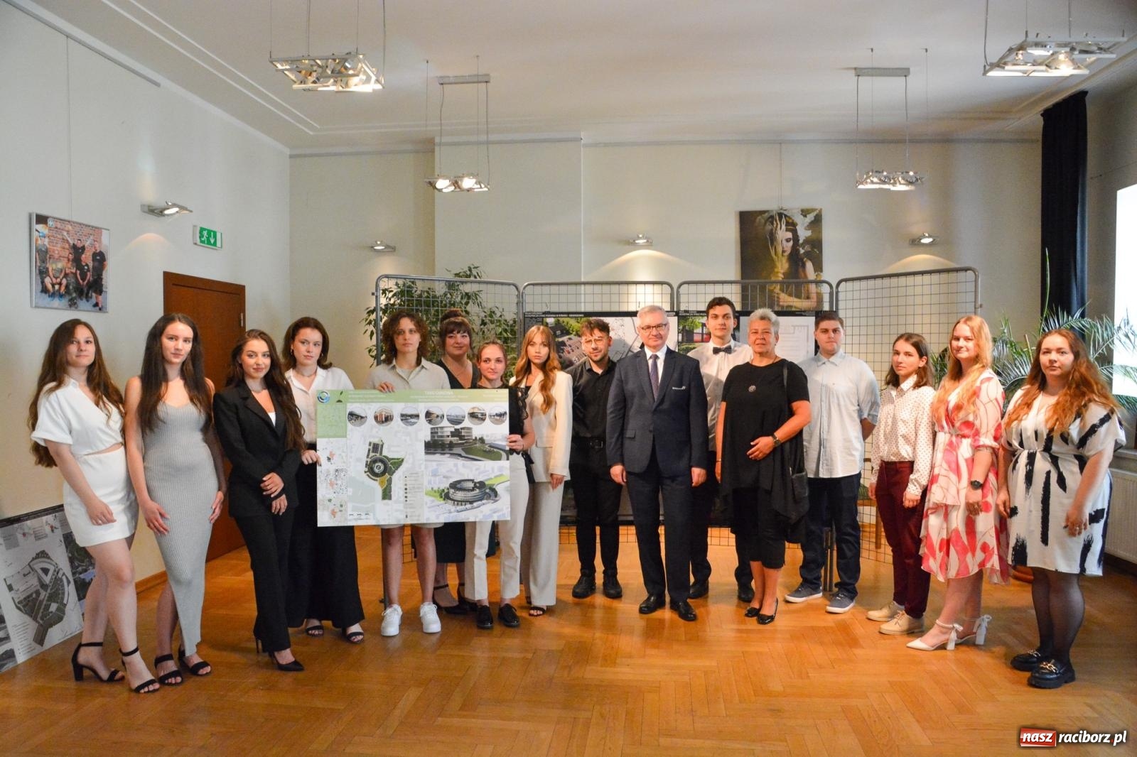 Zdjęcie w galerii na portalu naszraciborz.pl: Absolwenci raciborskiej architektury bronili swoje projekty inżynierskie wiadomości z regionu