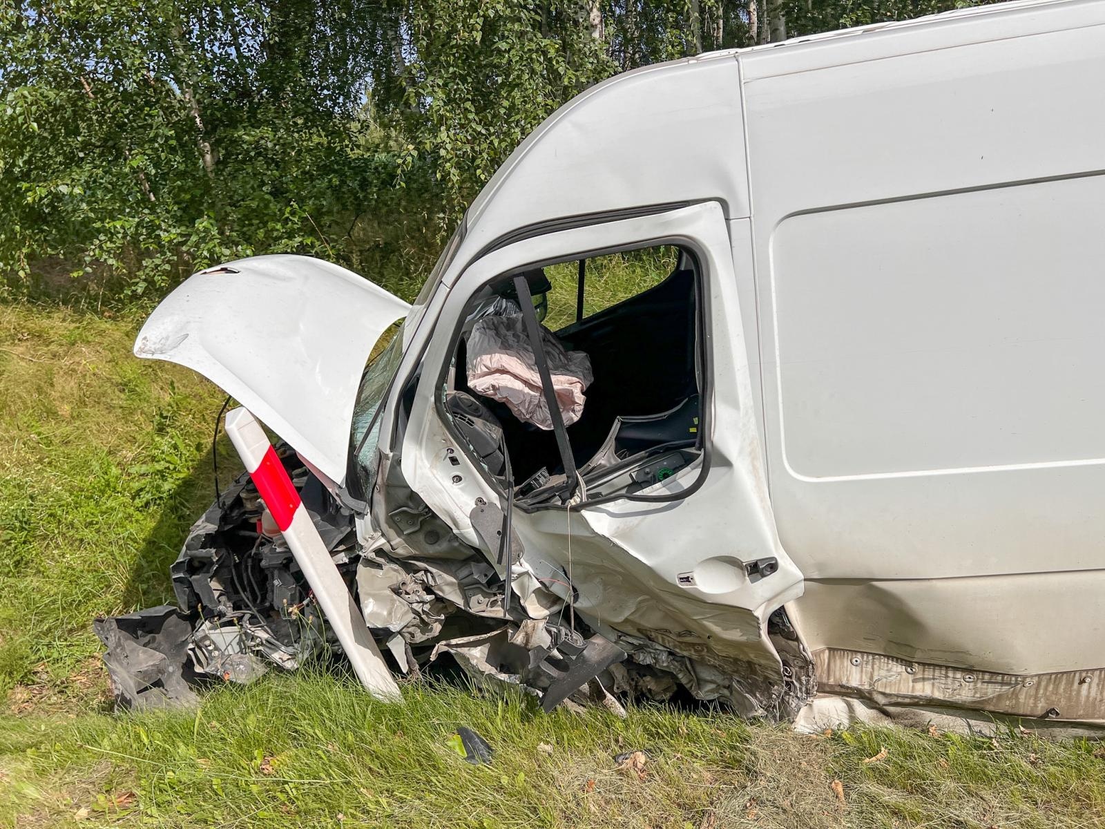Zdjęcie w galerii na portalu naszraciborz.pl: Zderzenie toyoty i renault na trasie Racibórz-Babice [FOTO] wiadomości z regionu