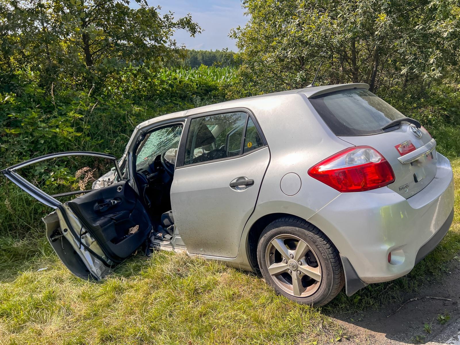 Zdjęcie w galerii na portalu naszraciborz.pl: Zderzenie toyoty i renault na trasie Racibórz-Babice [FOTO] wiadomości z regionu