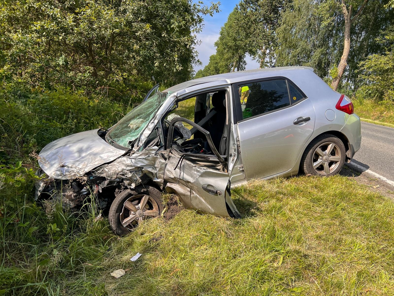 Zdjęcie w galerii na portalu naszraciborz.pl: Zderzenie toyoty i renault na trasie Racibórz-Babice [FOTO] wiadomości z regionu