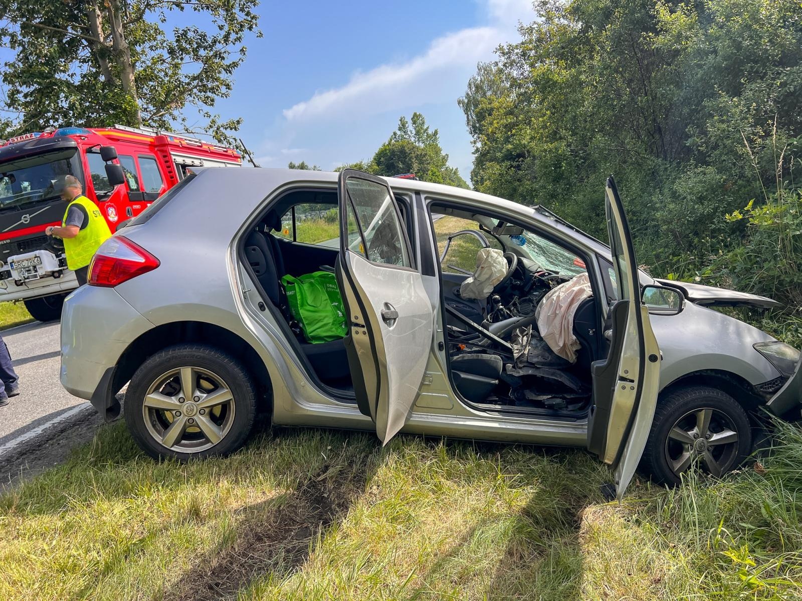 Zdjęcie w galerii na portalu naszraciborz.pl: Zderzenie toyoty i renault na trasie Racibórz-Babice [FOTO] wiadomości z regionu