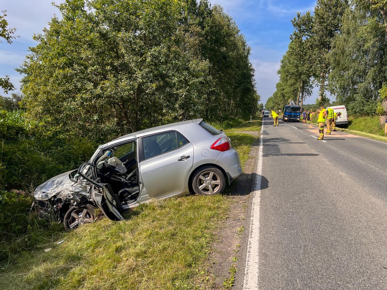 Zdjęcie w galerii na portalu naszraciborz.pl: Zderzenie toyoty i renault na trasie Racibórz-Babice [FOTO] wiadomości z regionu
