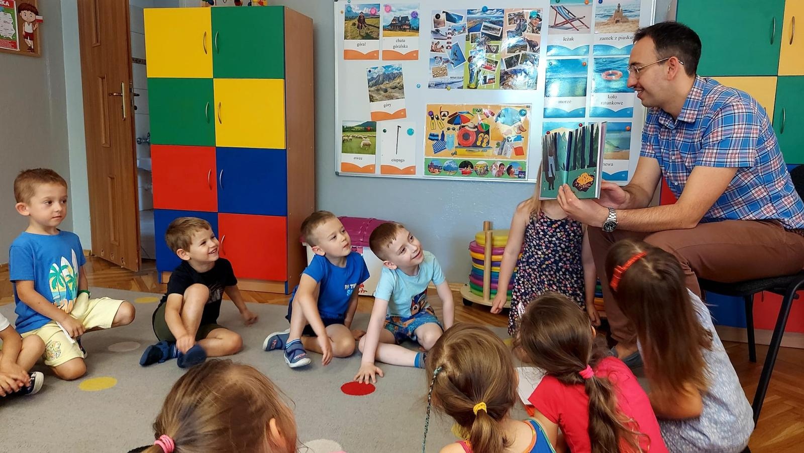 Zdjęcie w galerii na portalu naszraciborz.pl: Akcja Bajeczni Adwokaci. Raciborski mecenas czytał przedszkolakom z Kochanowskiego wiadomości z regionu