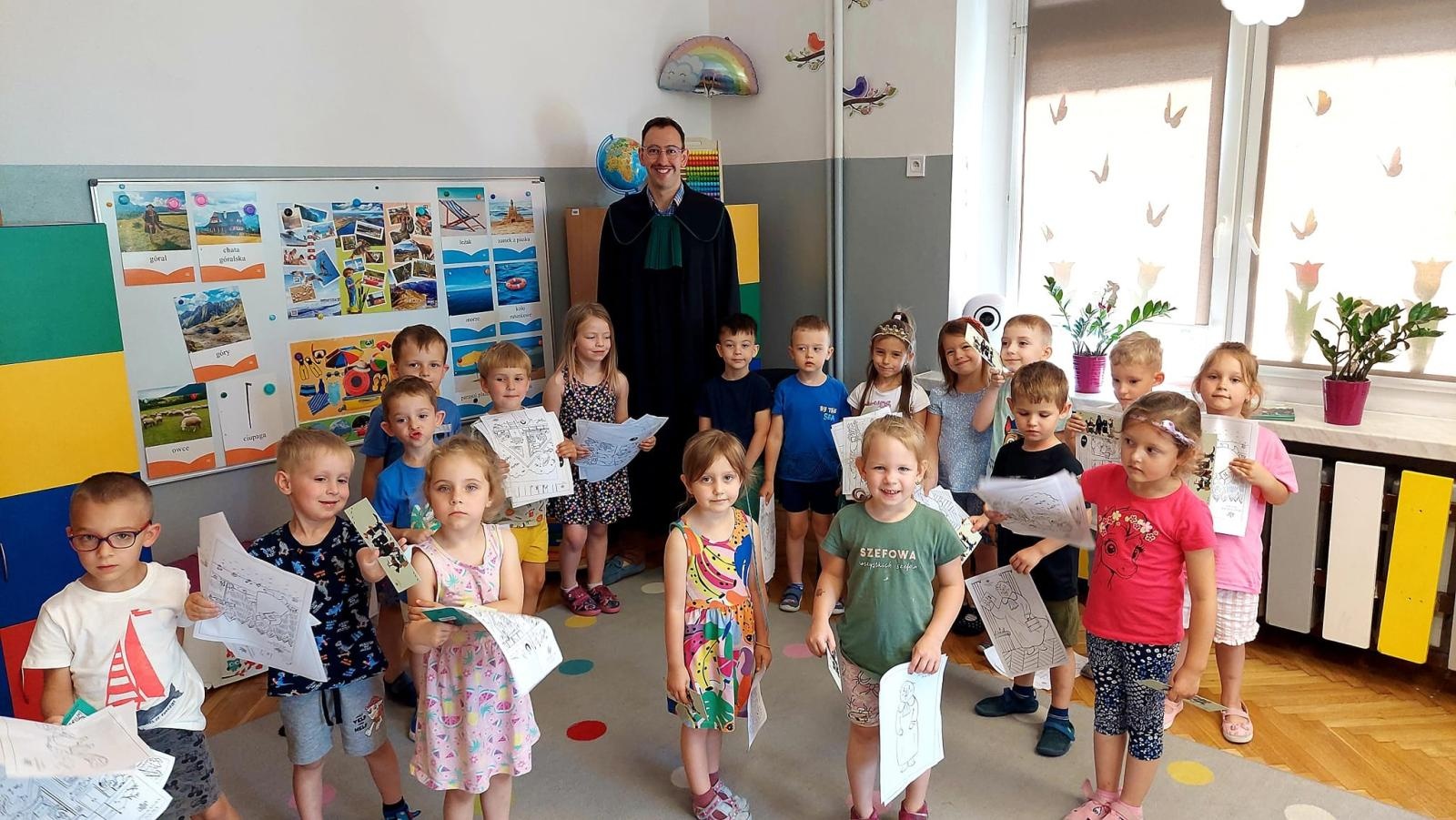 Zdjęcie w galerii na portalu naszraciborz.pl: Akcja Bajeczni Adwokaci. Raciborski mecenas czytał przedszkolakom z Kochanowskiego wiadomości z regionu