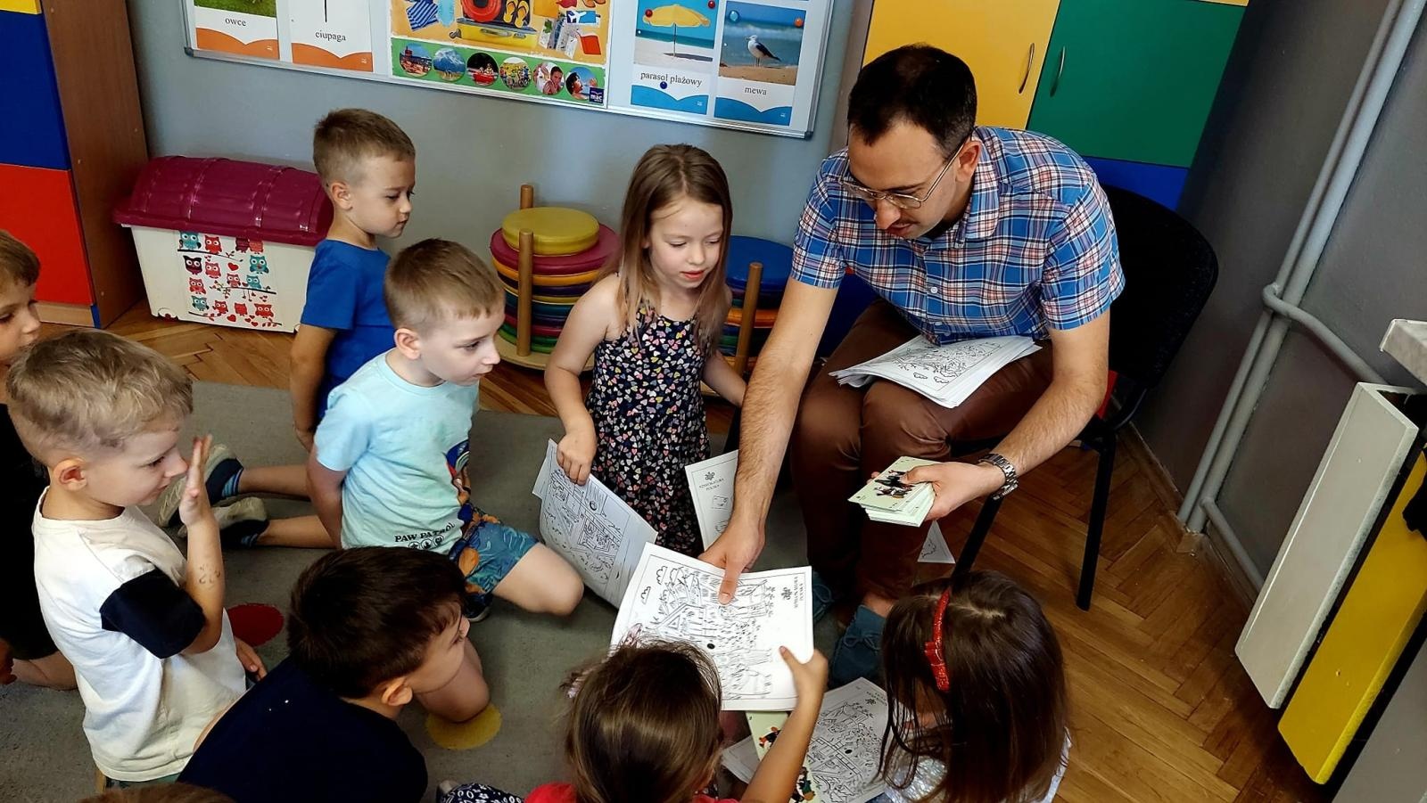 Zdjęcie w galerii na portalu naszraciborz.pl: Akcja Bajeczni Adwokaci. Raciborski mecenas czytał przedszkolakom z Kochanowskiego wiadomości z regionu