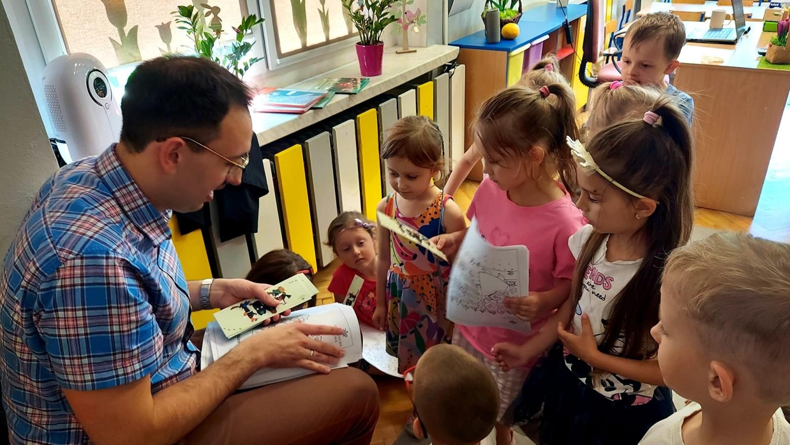 Zdjęcie w galerii na portalu naszraciborz.pl: Akcja Bajeczni Adwokaci. Raciborski mecenas czytał przedszkolakom z Kochanowskiego wiadomości z regionu