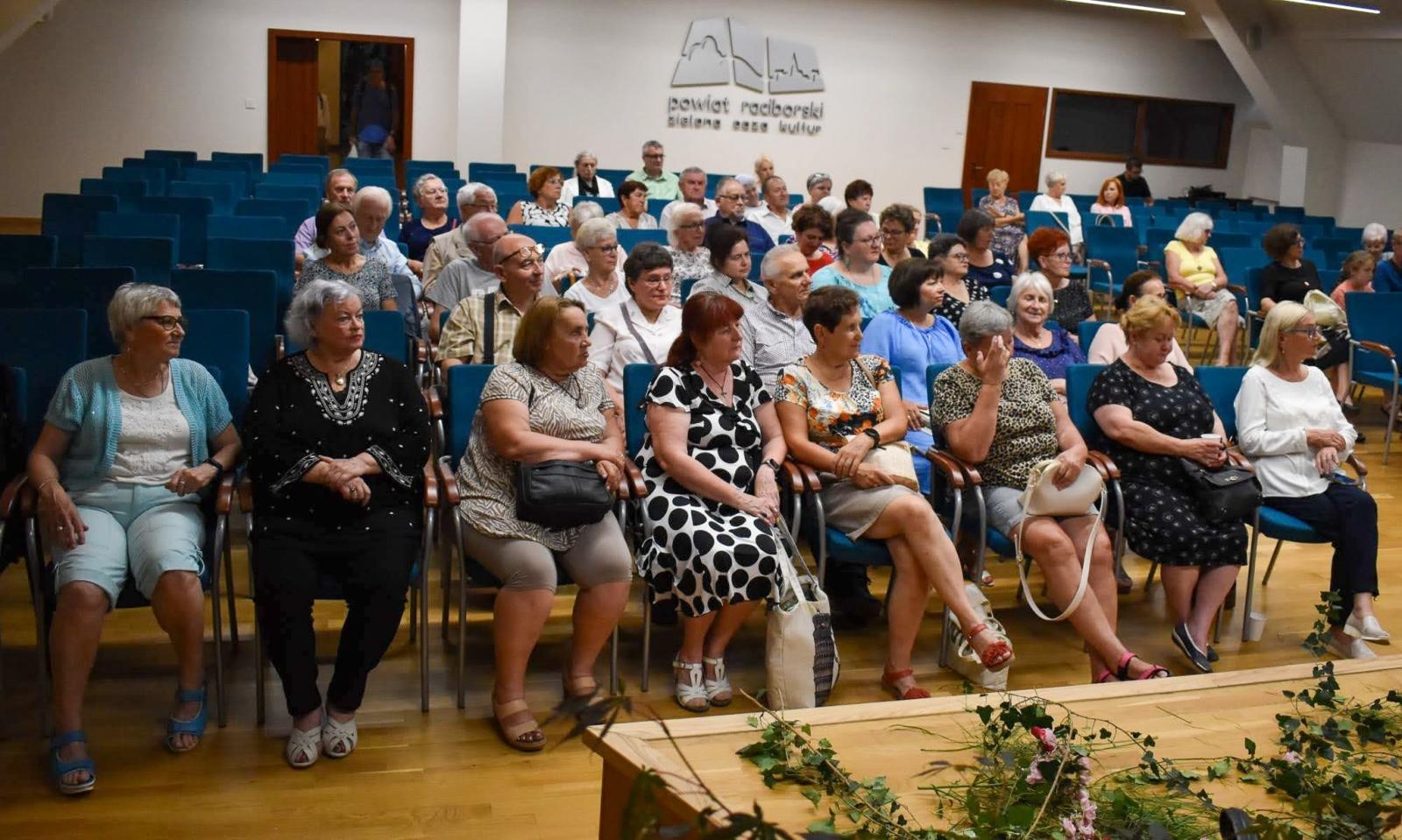 Zdjęcie w galerii na portalu naszraciborz.pl: Ubieramy życie w miłość. Fortissimo na teatralnej zamkowej scenie wiadomości z regionu