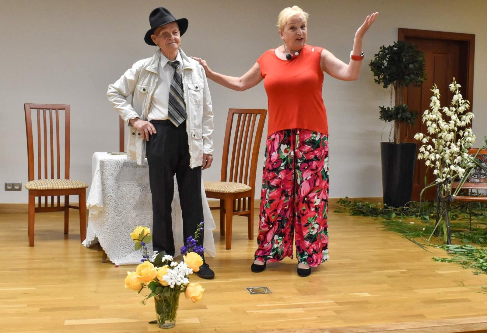 Zdjęcie w galerii na portalu naszraciborz.pl: Ubieramy życie w miłość. Fortissimo na teatralnej zamkowej scenie wiadomości z regionu