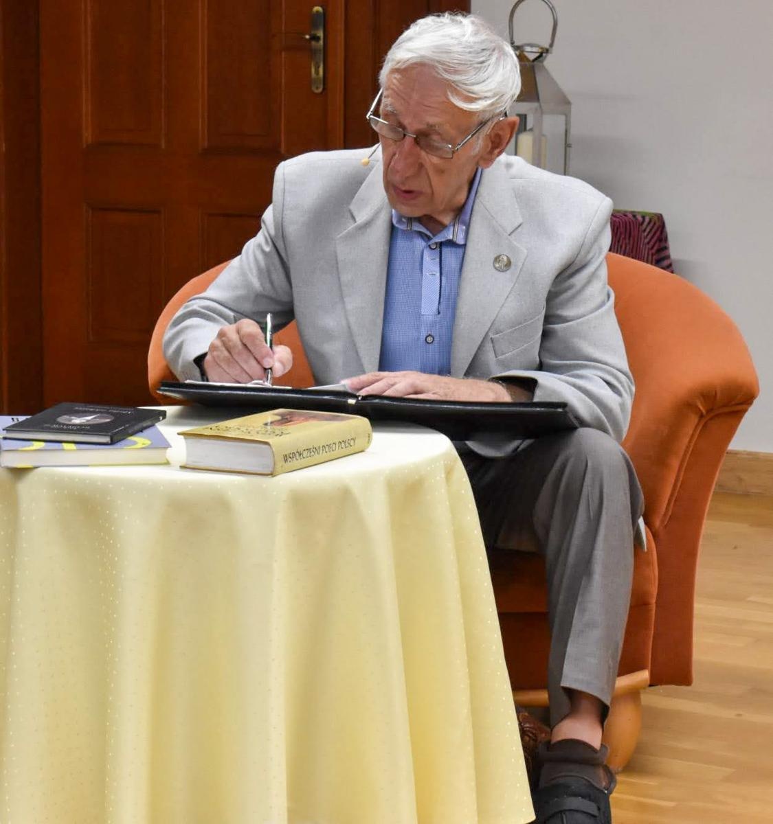 Zdjęcie w galerii na portalu naszraciborz.pl: Ubieramy życie w miłość. Fortissimo na teatralnej zamkowej scenie wiadomości z regionu