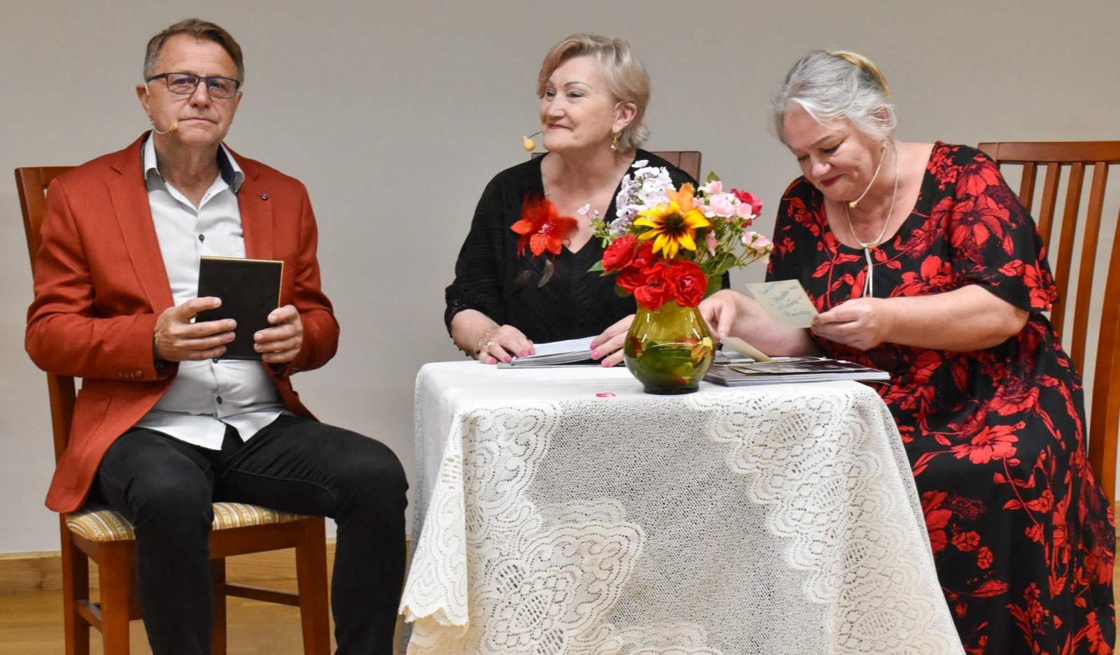 Zdjęcie w galerii na portalu naszraciborz.pl: Ubieramy życie w miłość. Fortissimo na teatralnej zamkowej scenie wiadomości z regionu