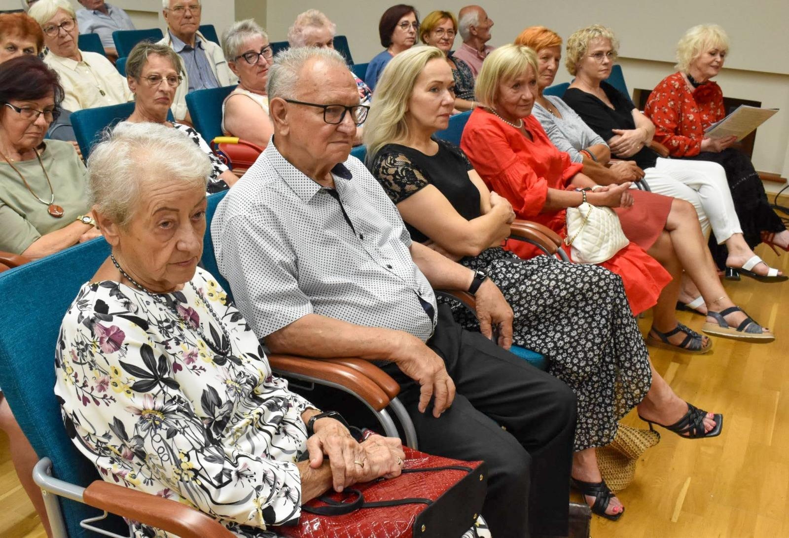 Zdjęcie w galerii na portalu naszraciborz.pl: Ubieramy życie w miłość. Fortissimo na teatralnej zamkowej scenie wiadomości z regionu